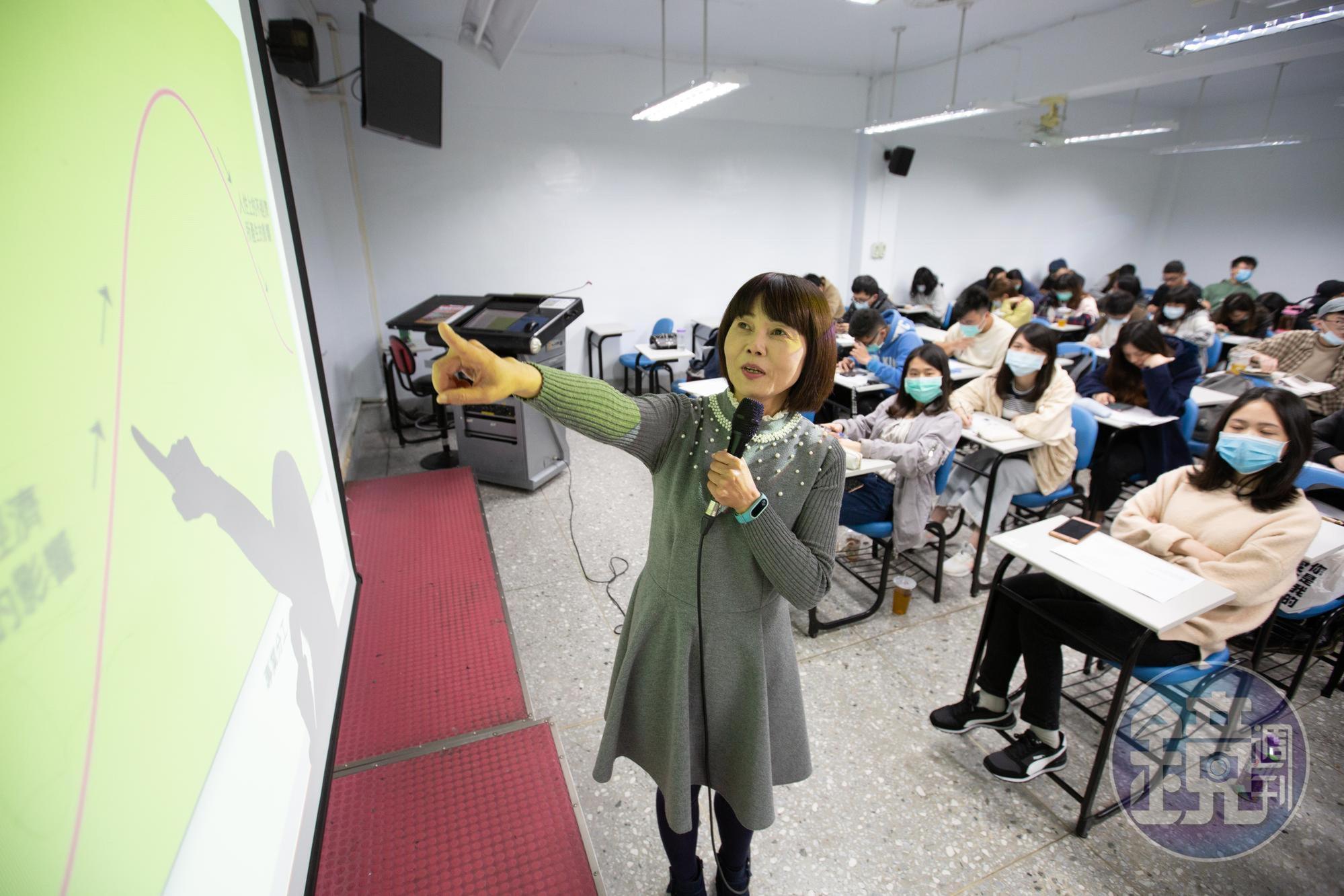 在銘傳大學任教14年的江季芸（右）熱愛教學，能讓她眼神發亮的除了學生，再來就是股市。