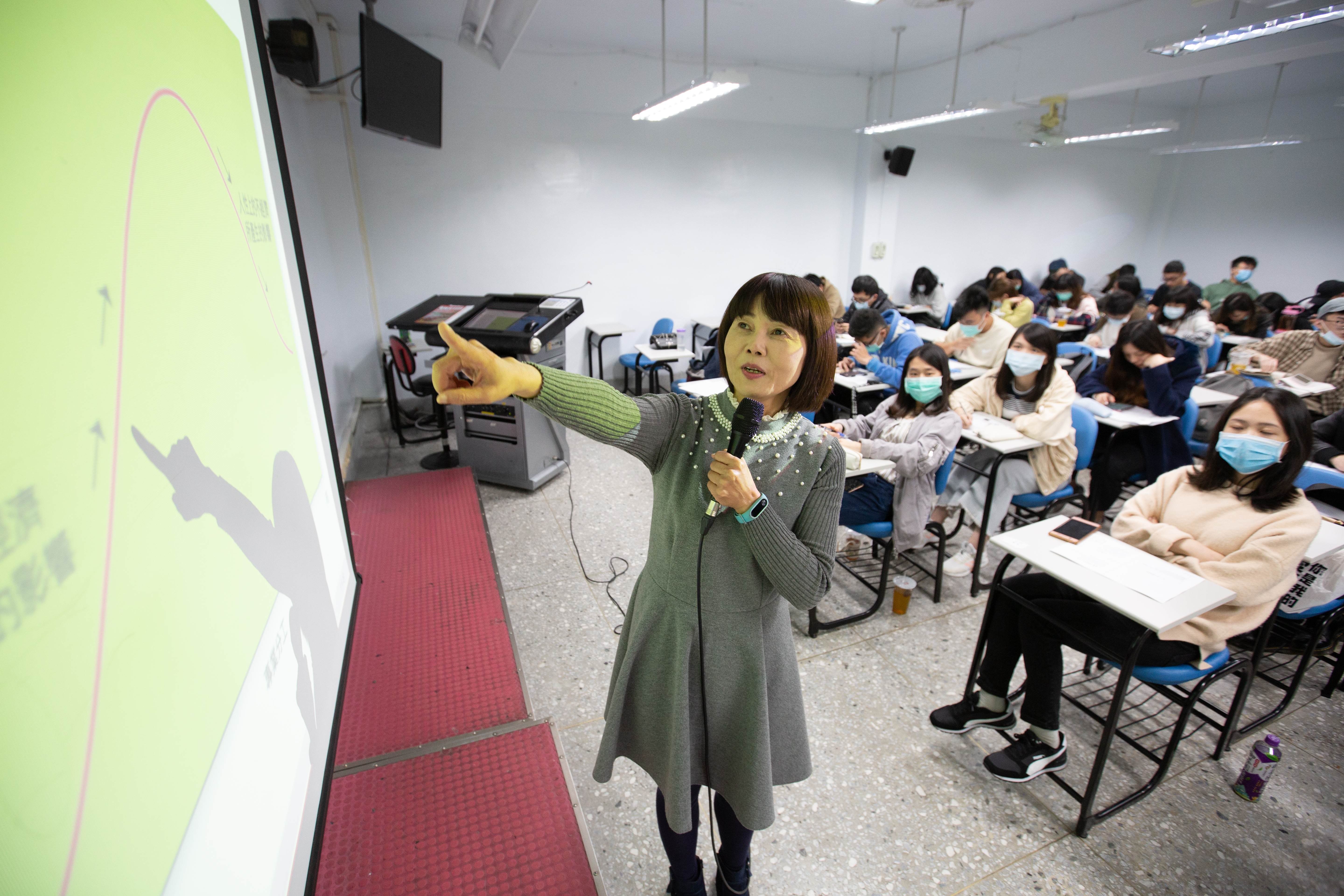 在銘傳大學任教14年的江季芸（右）熱愛教學，能讓她眼神發亮的除了學生，再來就是股市。