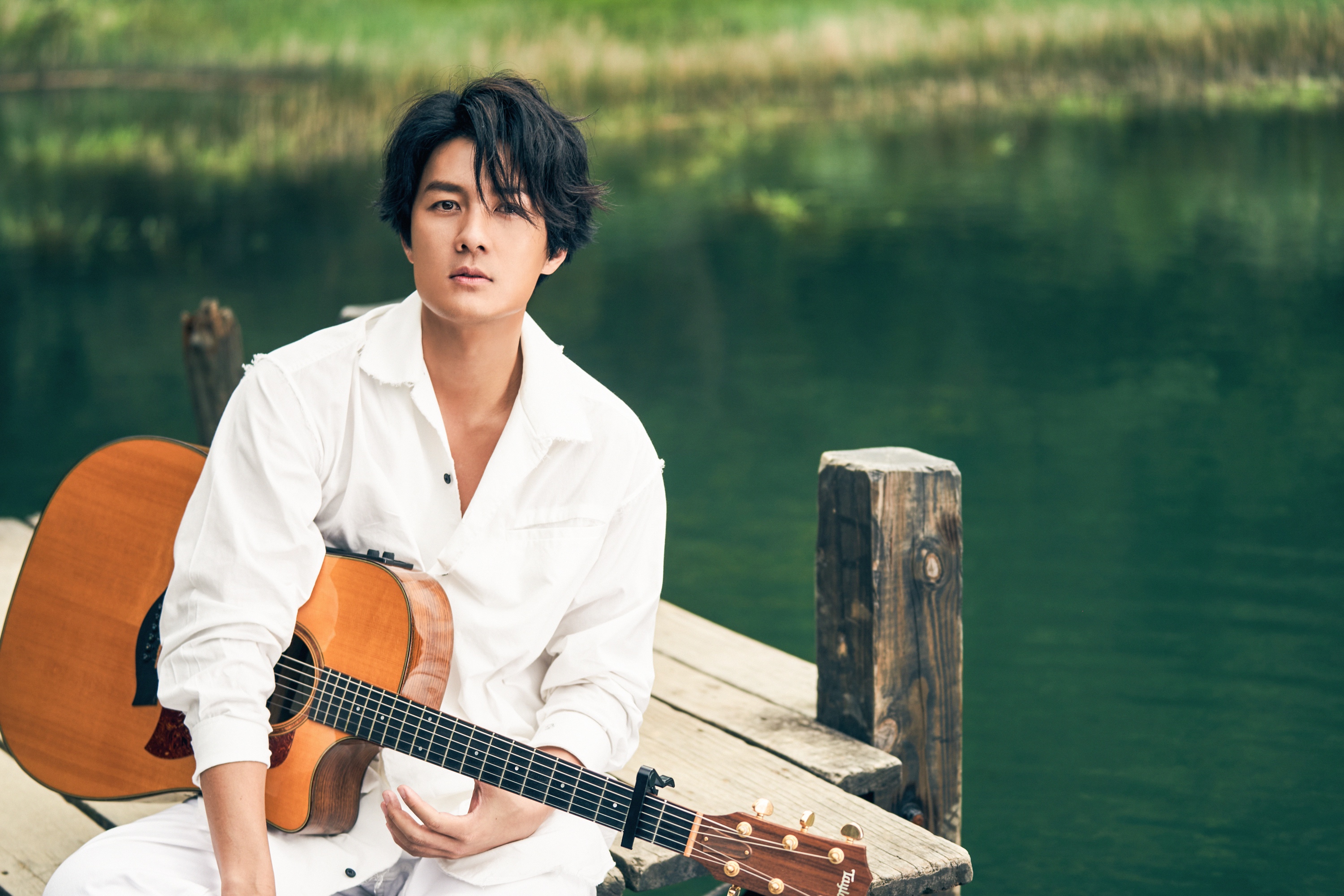 吳克群為拍攝新歌〈咁有風在吹〉MV，特別到新山夢湖取景。（何樂音樂提供）