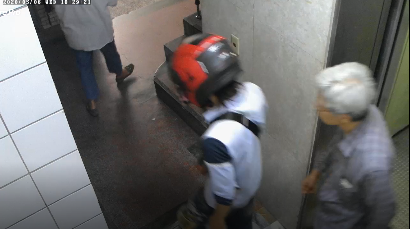 老夫婦陪同送貨員步出社區，當時過程平和。（讀者提供）