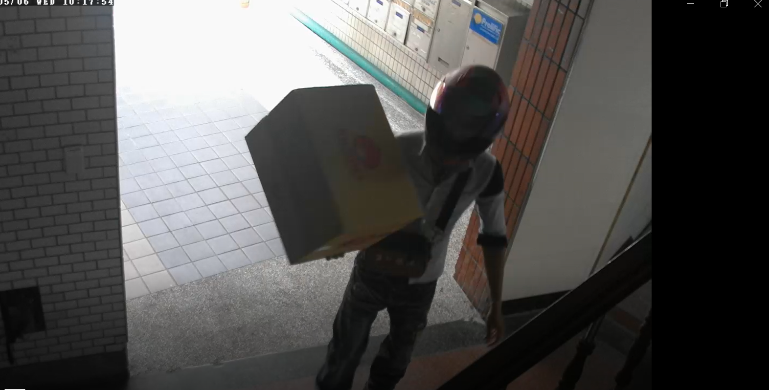 送貨員扛貨進入私人住家搭電梯。（讀者提供）