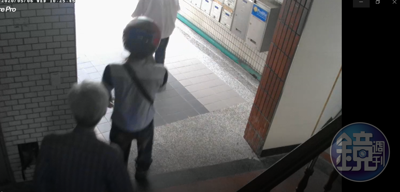 雙方步出社區後,送貨員就動手打人。(讀者提供)