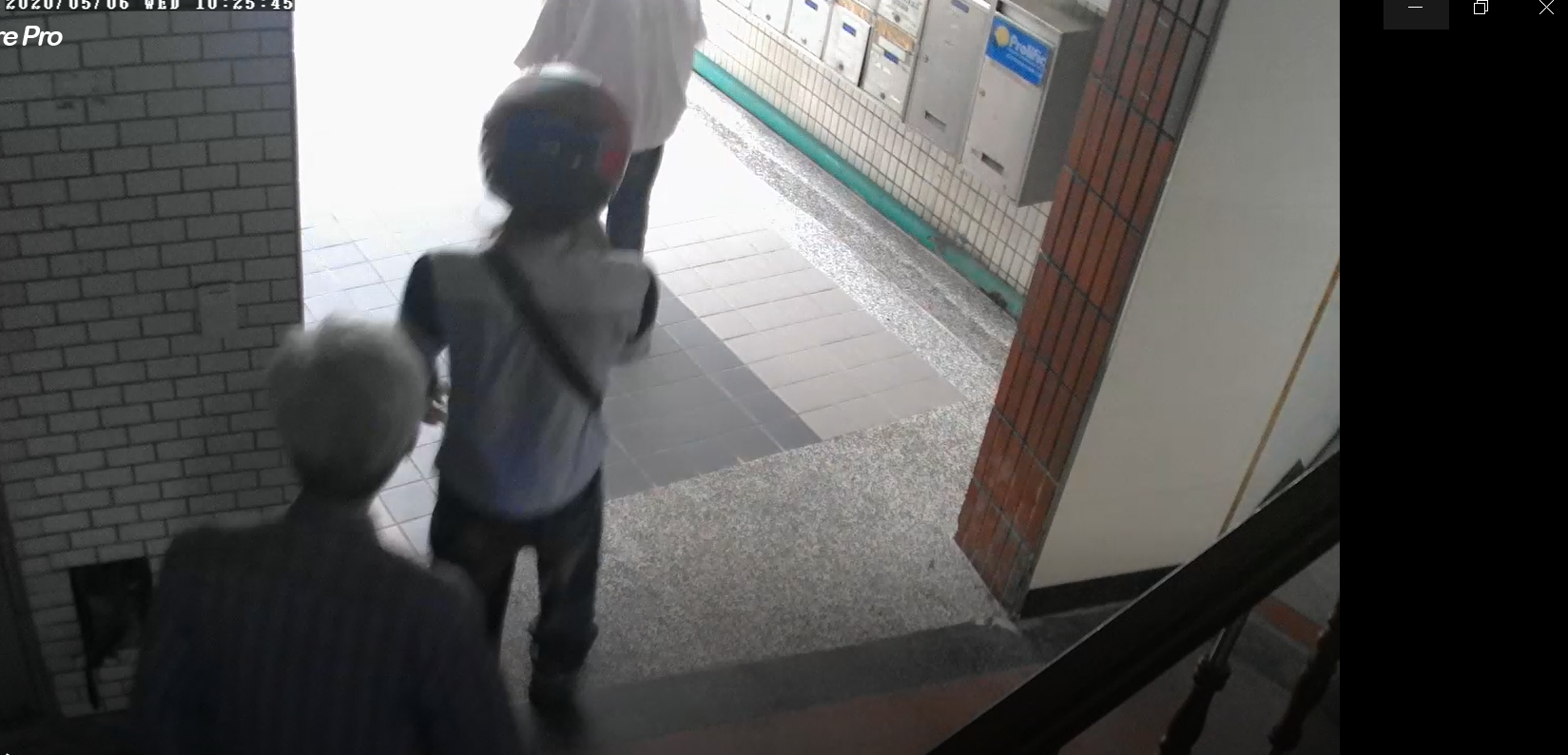 雙方步出社區後，送貨員就動手打人。（讀者提供）