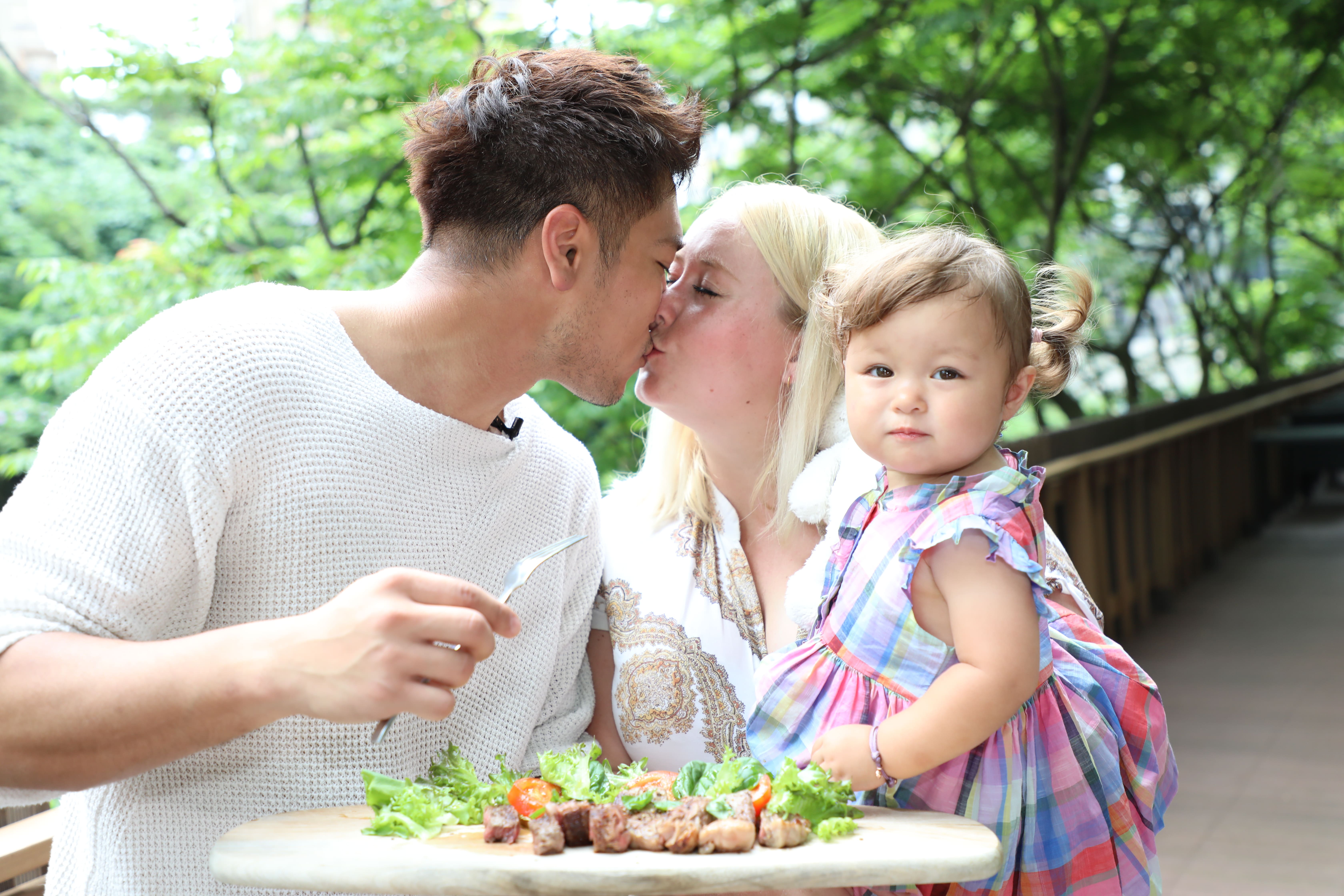 羅平一家人過母親節，畫面溫馨。（TVBS提供）