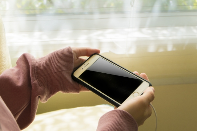 彰化有民眾因不滿基地台在自家附近,抗議後電信業者「關訊號」近萬人無法正常用手機。(取自Photo-AC)