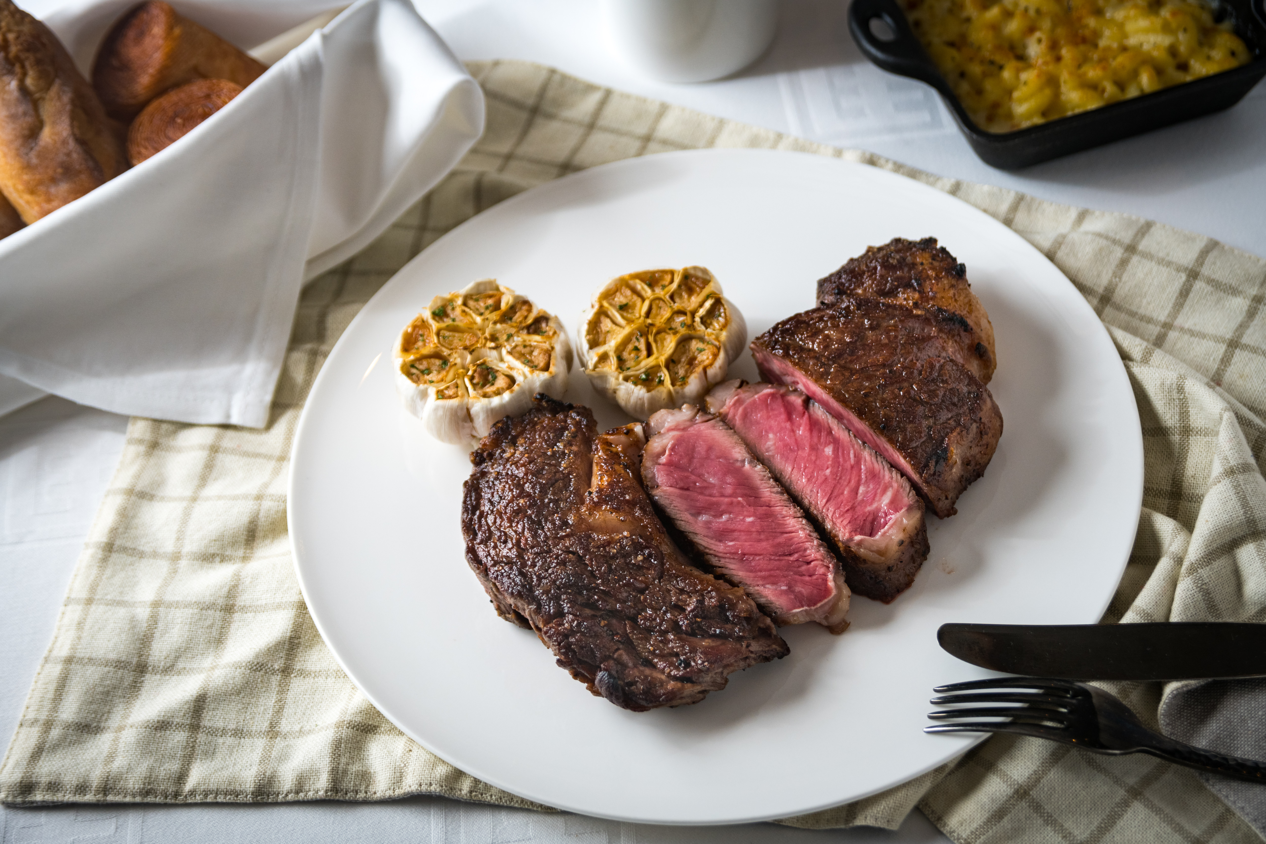 A CUT牛排館推出的「美國頂級肋眼牛排套餐」大受好評。