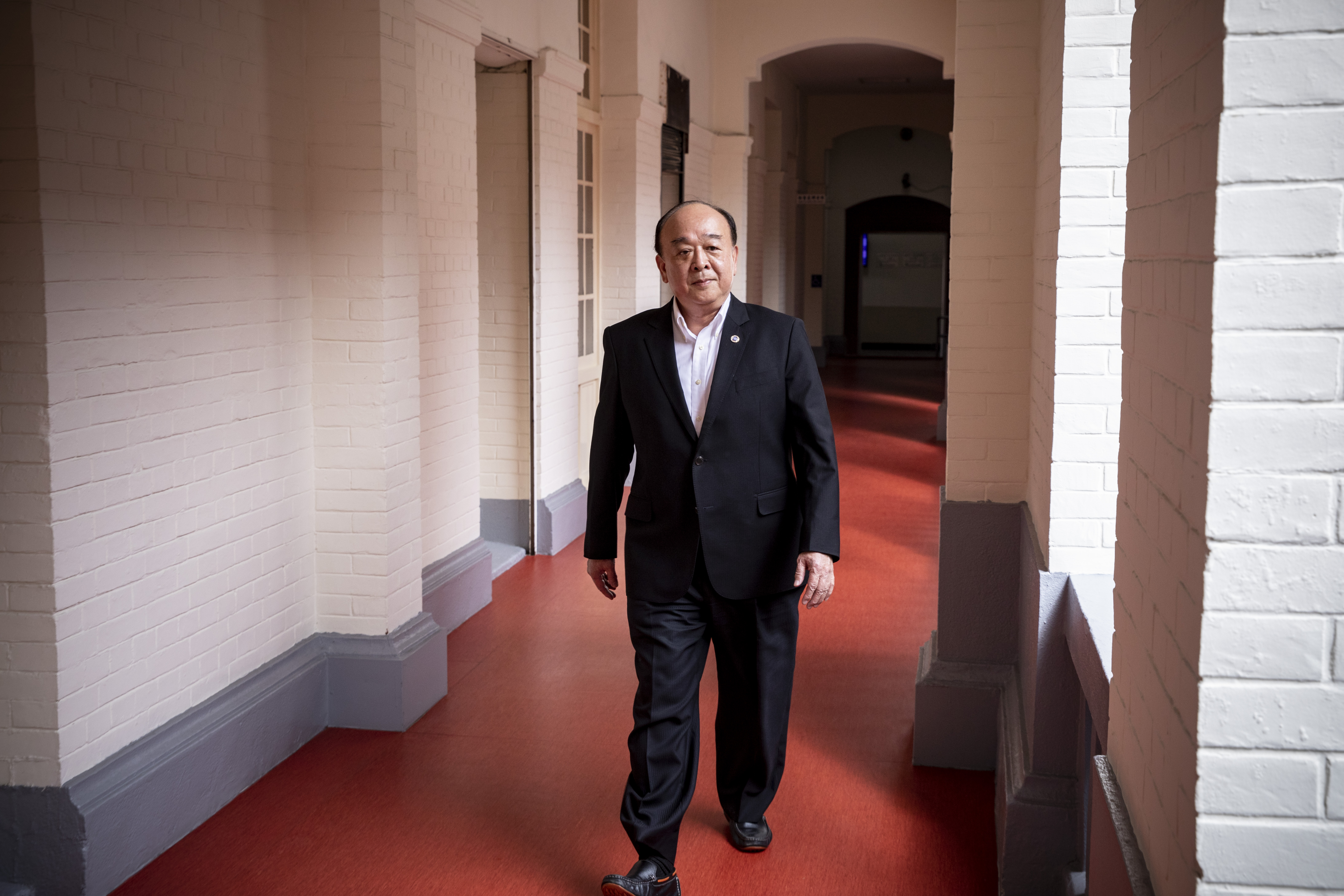 新科立委吳斯懷走在立法院，時常遭到媒體注目和拍攝。