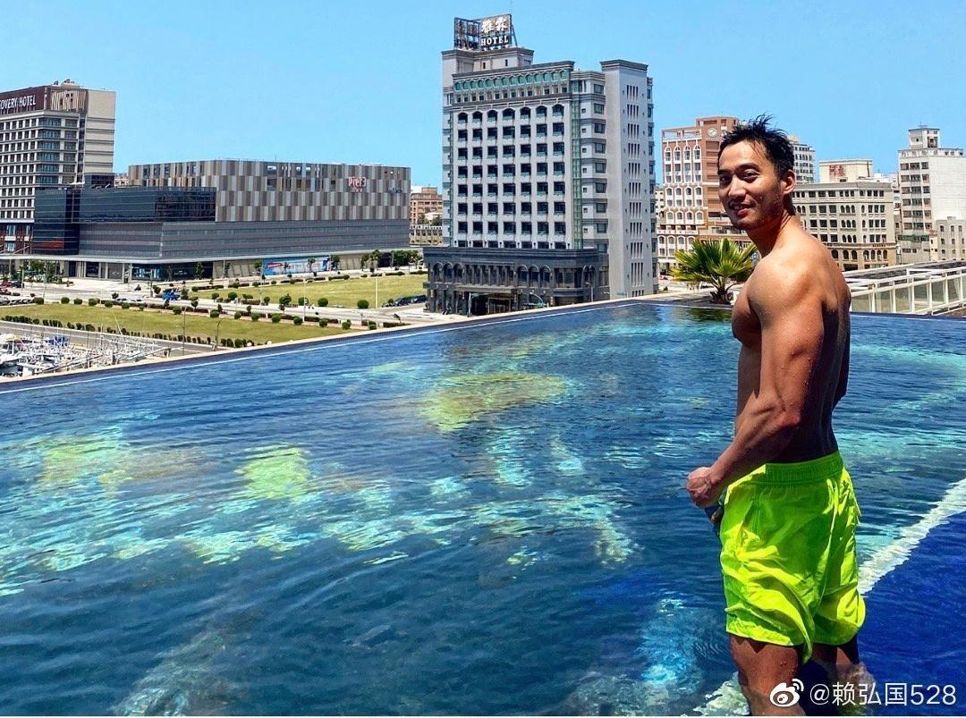 賴弘國這2天與朋友在澎湖遊玩,得知廣告小妹說他「愛炮也愛劈」,揚言要告廣告小妹告到底。(翻攝自賴弘國微博)