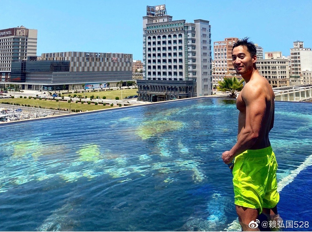 賴弘國這2天與朋友在澎湖遊玩，得知廣告小妹說他「愛炮也愛劈」，揚言要告廣告小妹告到底。（翻攝自賴弘國微博）