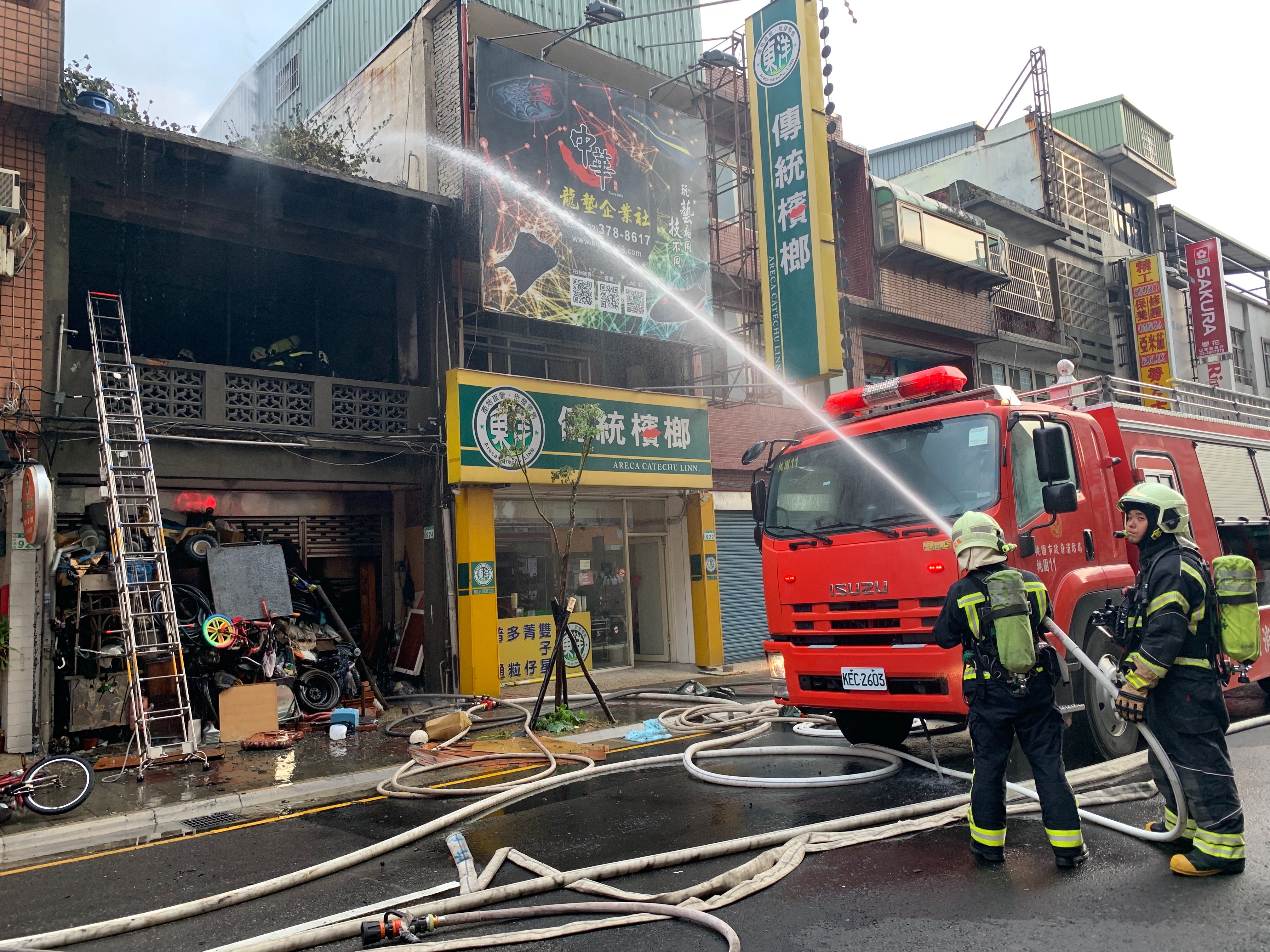 桃園中山路上的透天厝今凌晨傳出火警意外，造成1死1傷的遺憾。（翻攝畫面）