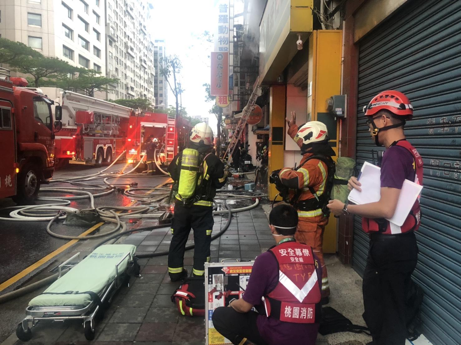 消防居接獲通報後，派出共29輛救援車輛及76名消防人員前往現場。（翻攝畫面）