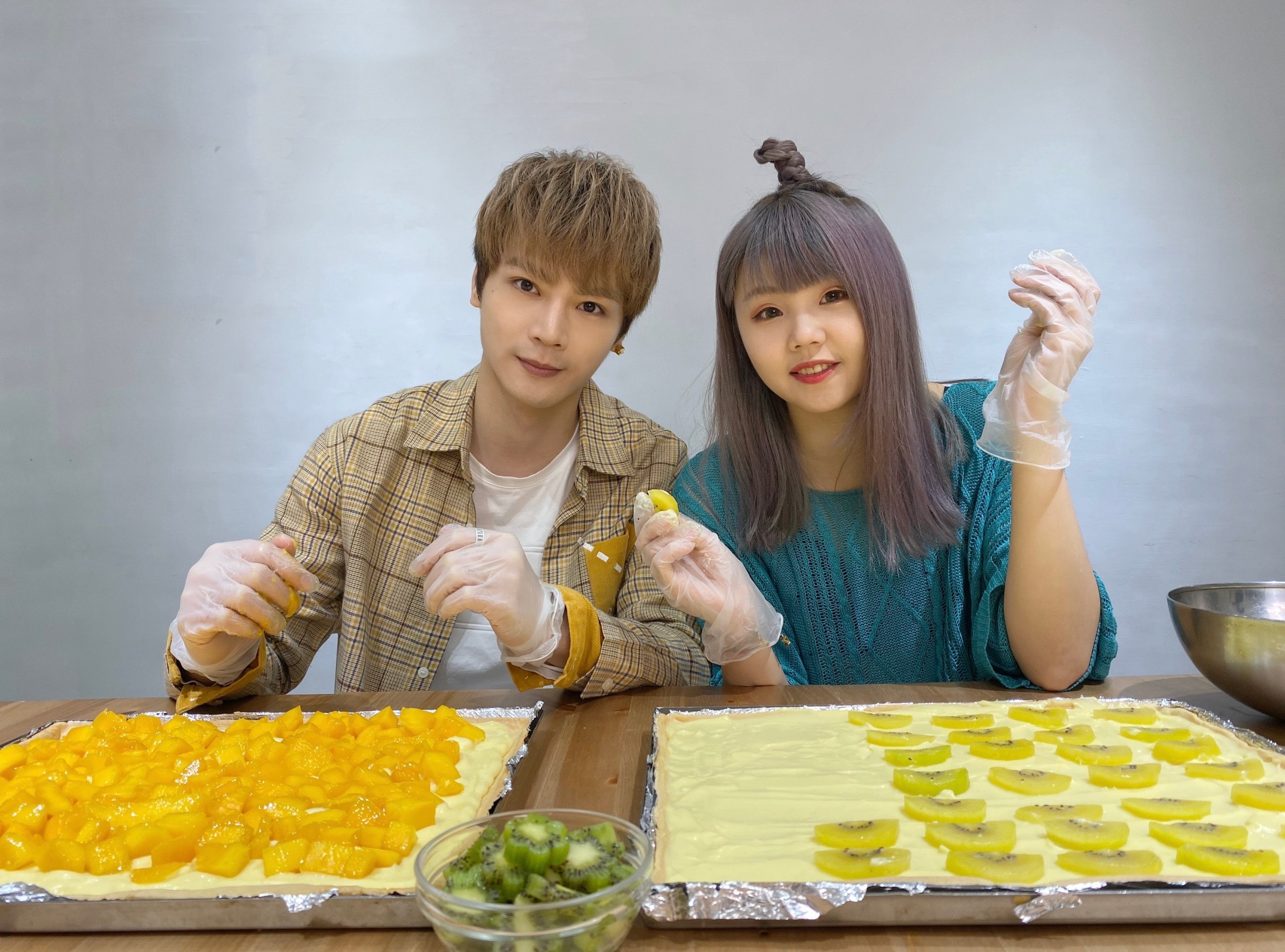 古曜威邀比熊一起挑戰巨無霸水果派。（單純夢想文創事業提供）