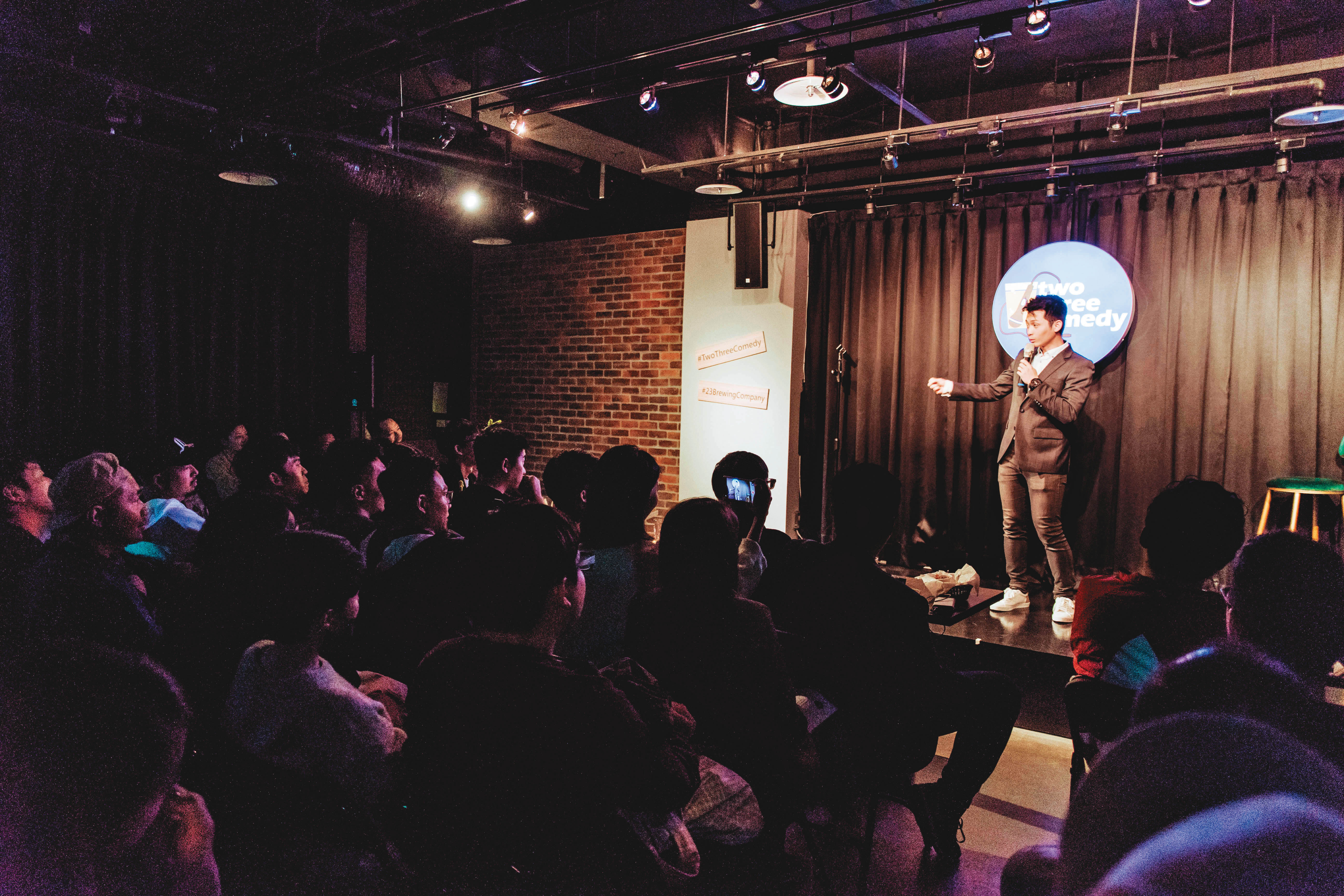  站立喜劇演員博恩竄紅，讓這類型的現場喜劇在台灣漸受歡迎，累積了一定的觀眾群。（二三喜劇俱樂部提供）