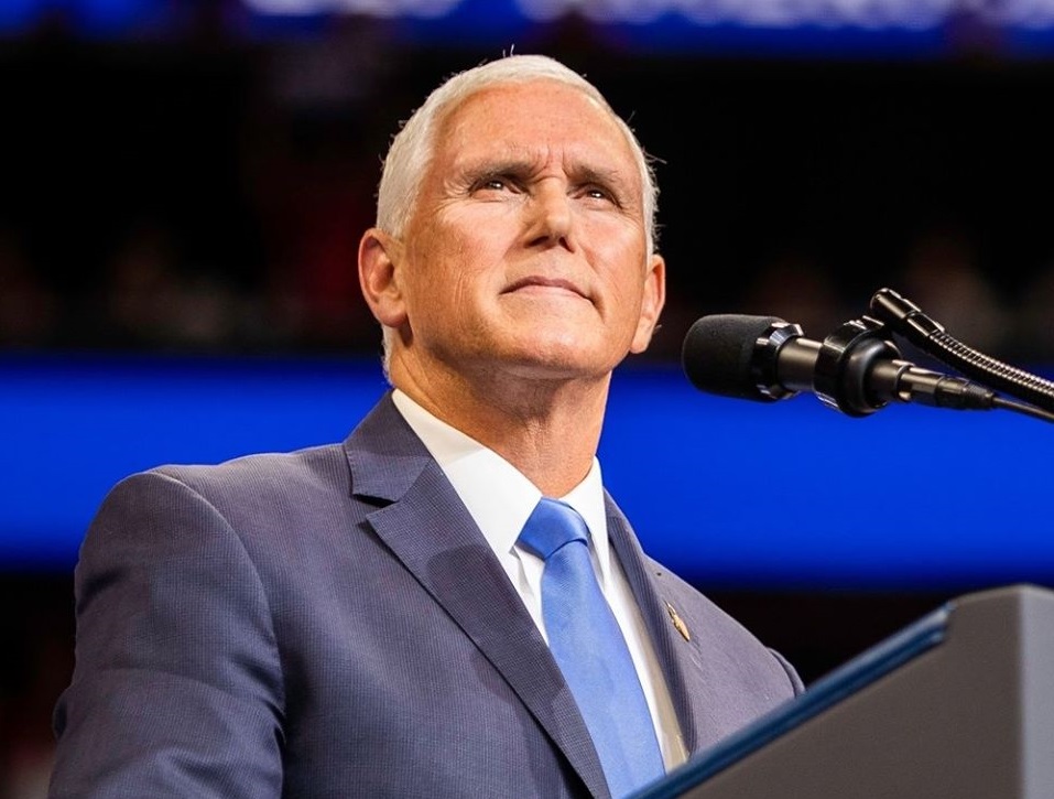 美國副總統彭斯(圖)的新聞祕書凱蒂米勒(Katie Miller)確診染疫,不過彭斯不會自主隔離,週一就會到白宮上班。(取自Mike Pence臉書)