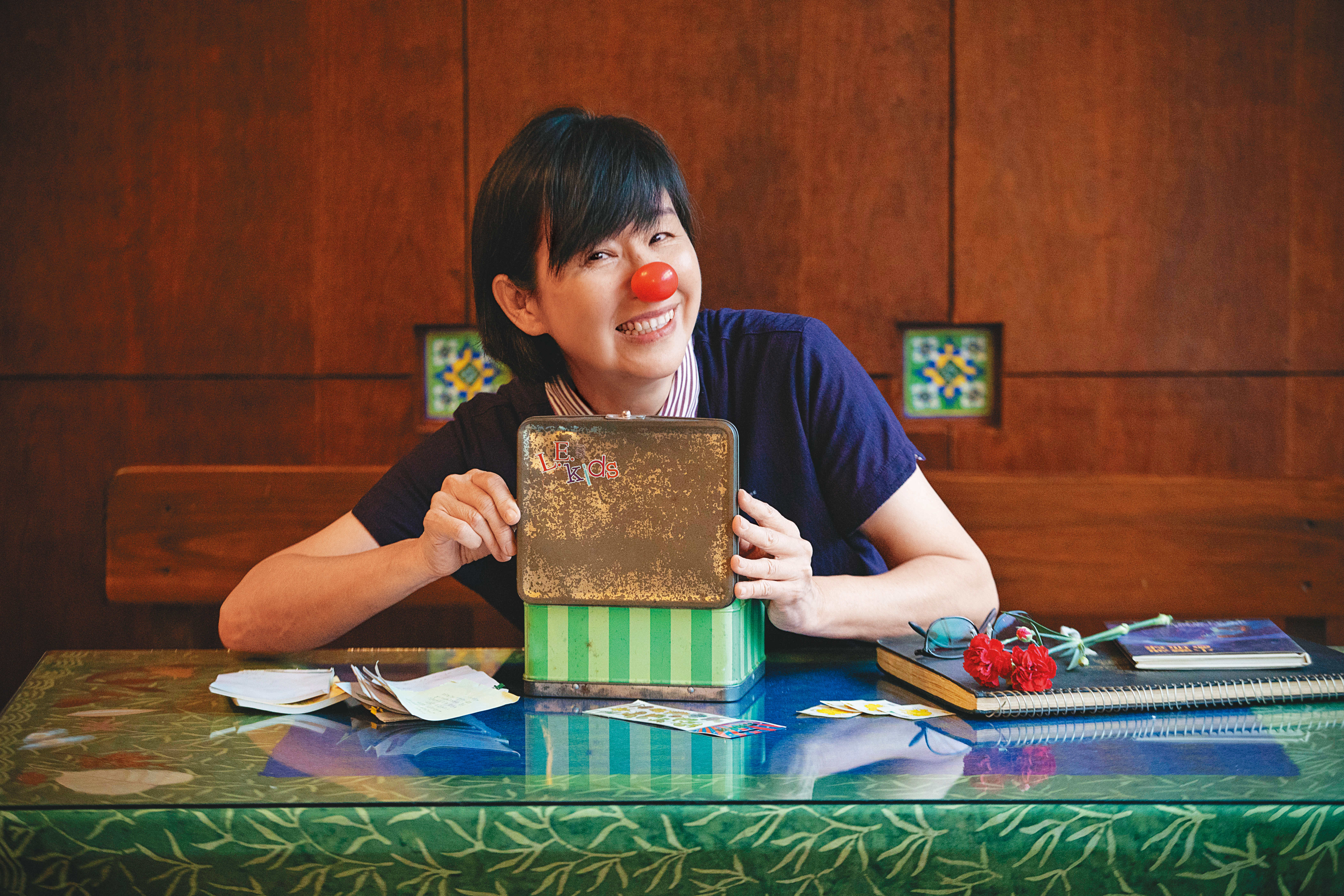 林子淩到兒童癌症病房辦活動時，必定隨身攜帶這個鐵盒子，裡頭有漂亮的貼紙、便條紙，以及1顆小丑鼻子，是逗孩子笑的最佳配備。