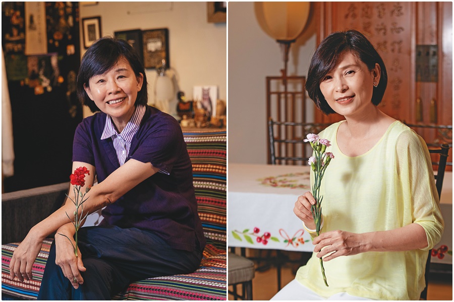 走過喪子的傷痛，林子淩（左）與歐玲君（右）分享自我療癒的經驗，手拿康乃馨感謝早逝的孩子，讓她們對生命有更深的體悟。