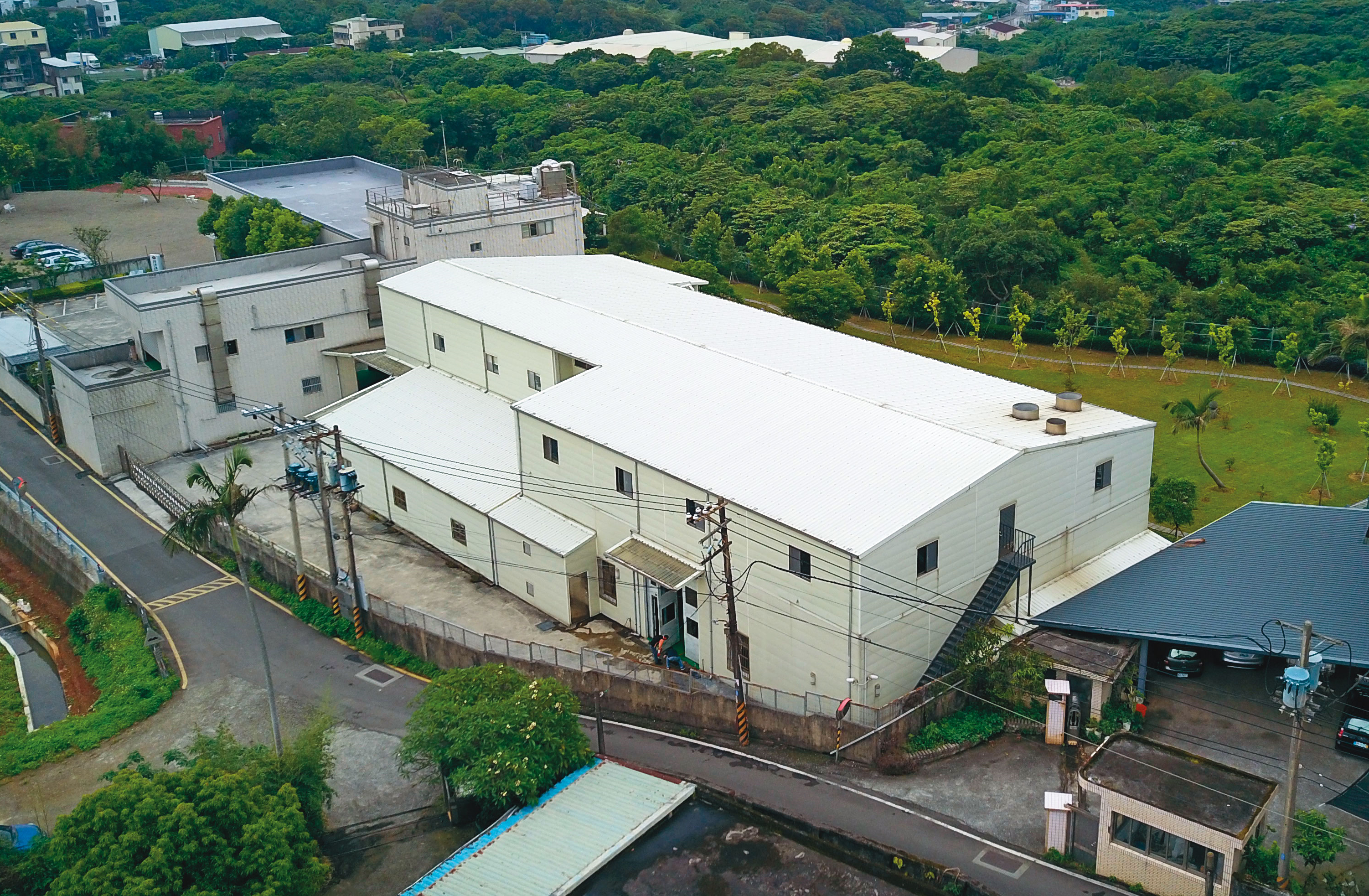 女會計陳碧足在一家飲水機工廠（白色建物）擔任會計多年，竟利用公司信任，侵吞公司工廠價值7千萬元的土地，圖為該工廠土地外觀。（讀者提供）