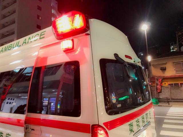 一對男女到急診室後,醫師發現該男的下體腫脹、滲血,原來是因為小三把它給「坐斷」了。(Photo-AC)
