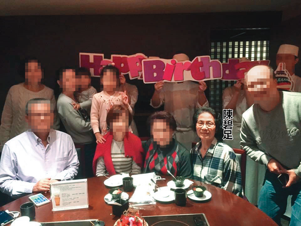 會計陳碧足現今已退休，無憂無慮展開第二人生，圖為陳女出席朋友生日會合照。（翻攝臉書）