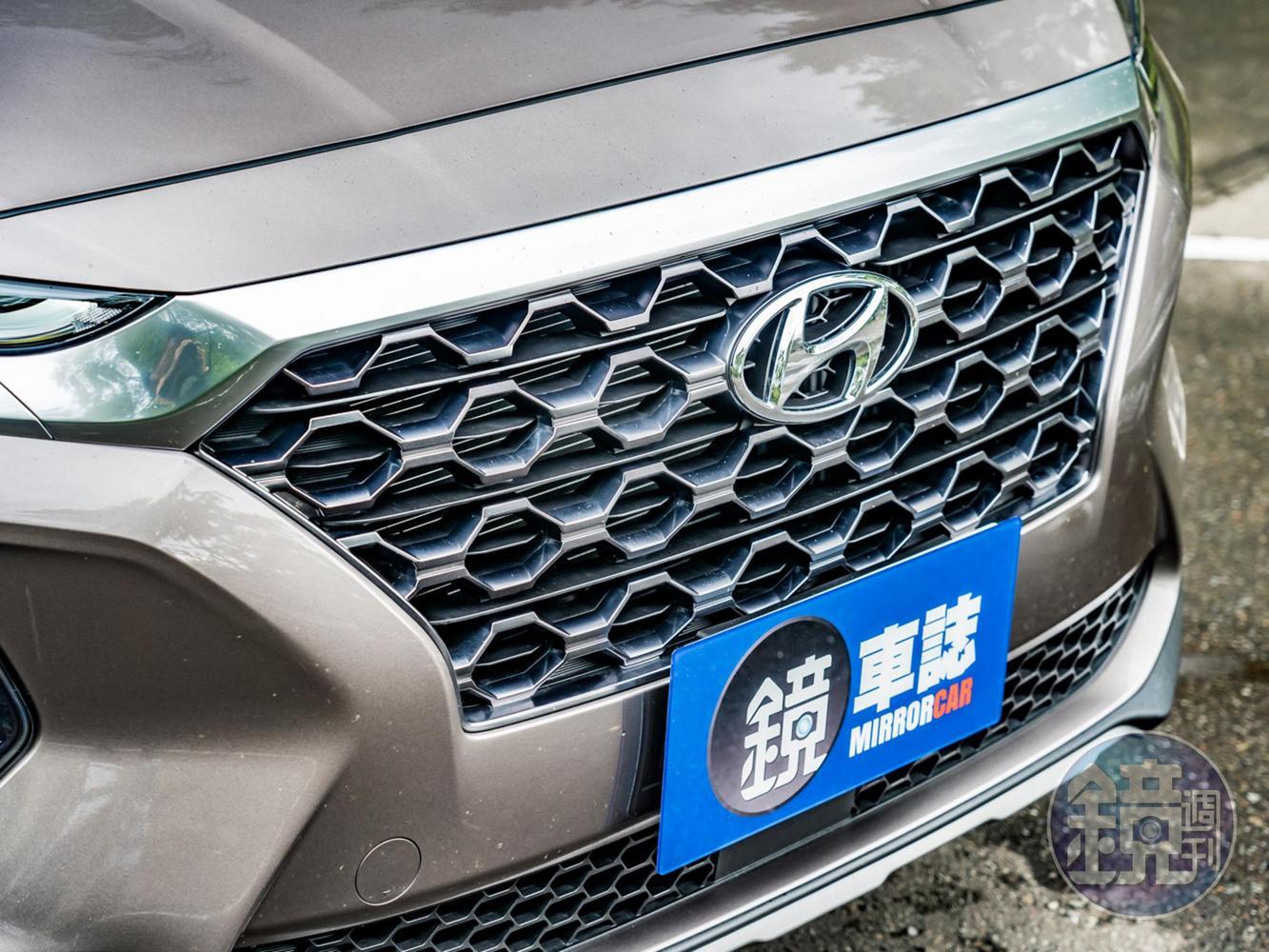 車頭斗大的六角蜂巢網狀結合飛翼鍍鉻飾條向兩側LED日行燈延伸，以銳利的眼神俯視一切。