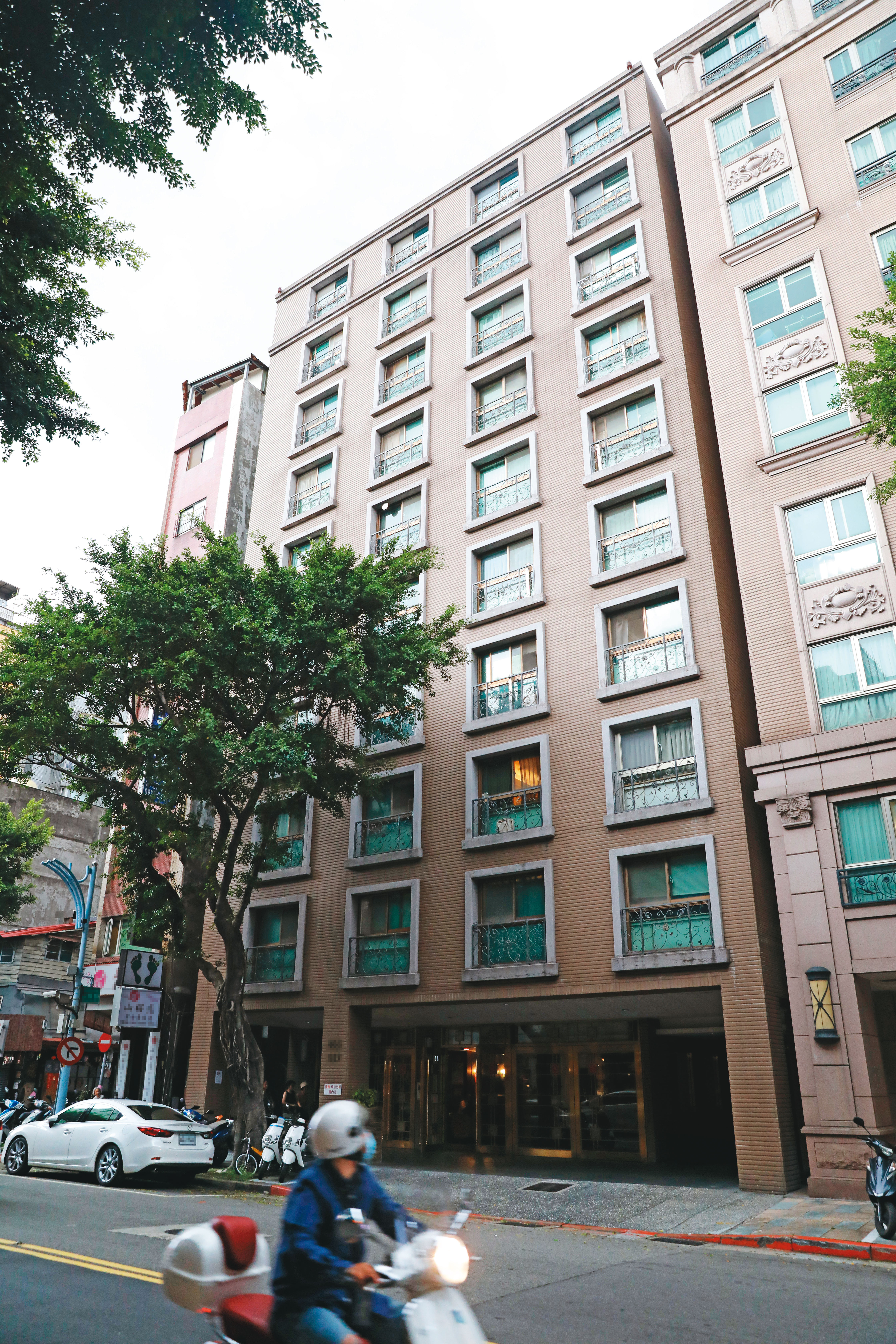 陳碧足4年前在台北市中山區林森北路購買華廈(圖),也在新北市三芝區購地,可說是「隱形富豪」。