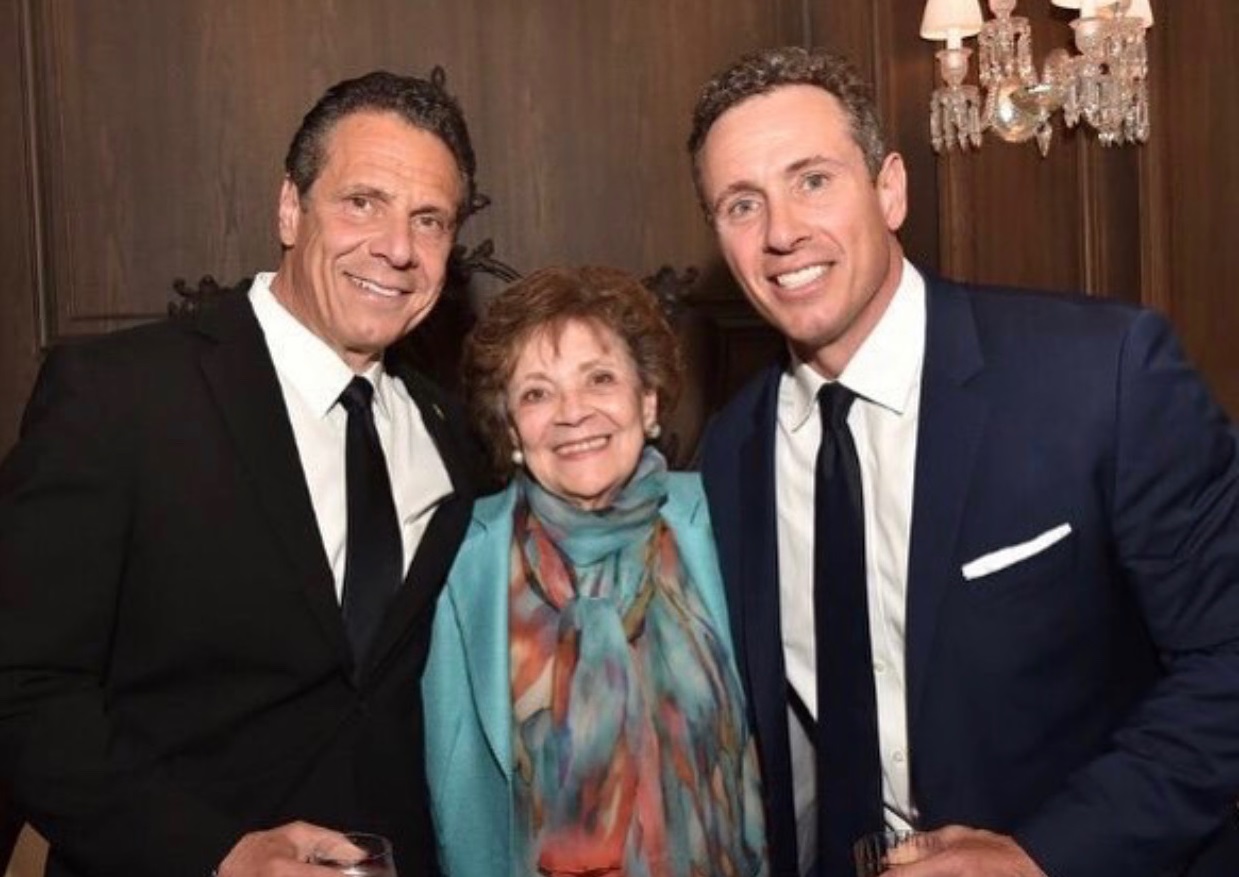 紐約州長安德魯古莫（左）發文祝媽媽「母親節快樂」，不忘TAG自己的小弟克里斯（右）。（翻攝自Andrew Cuomo推特）