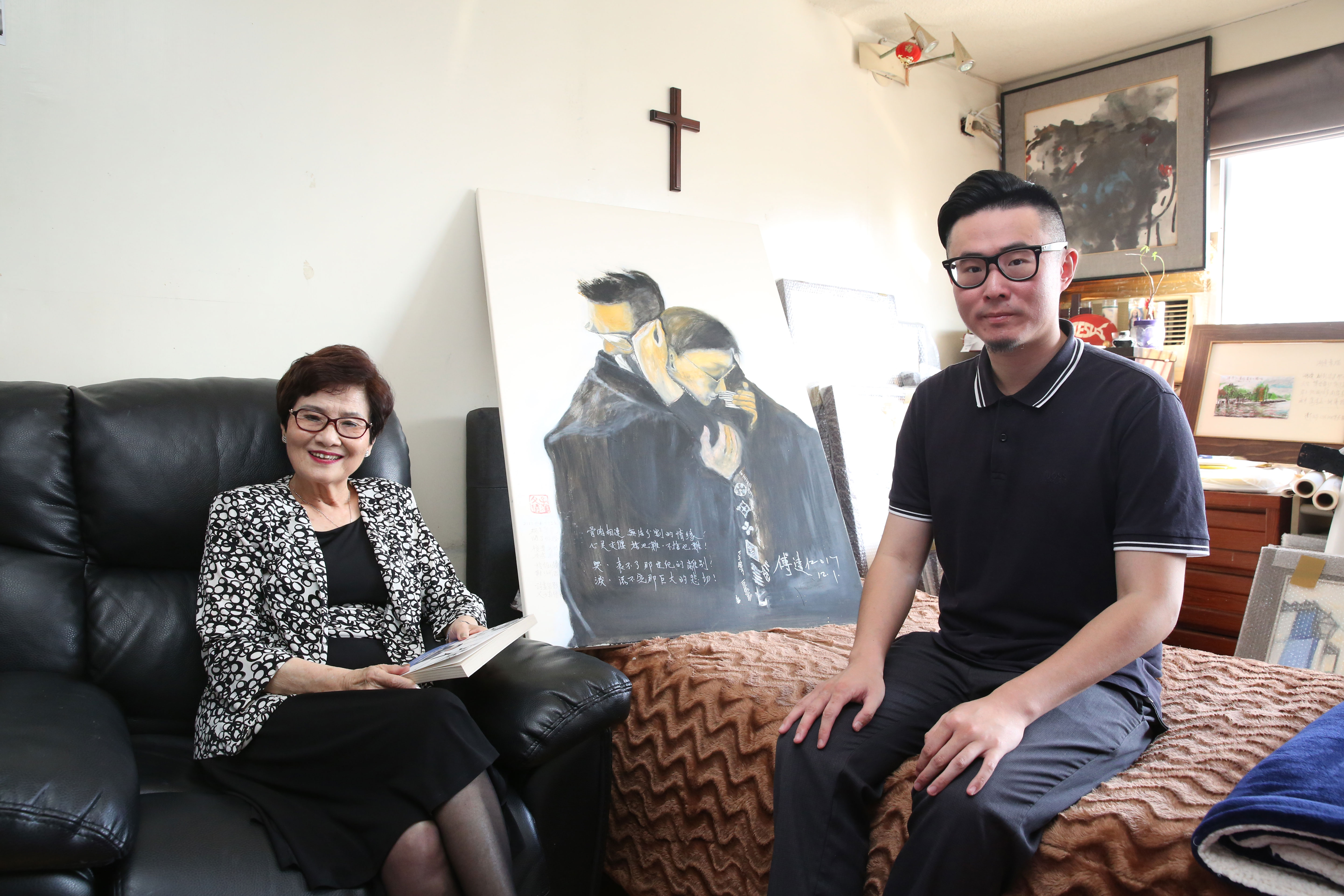 鄭貽（左）和傅俊豪（右）母子花了很多時間才接受傅達仁選擇安樂死，對於可能的法律責任也事先考慮過，決定承擔。