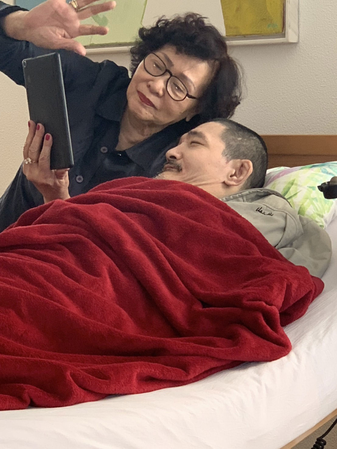 照顧兒子快50年,韓媽媽深深了解兒子韓治偉的痛苦,因而尊重他的選擇。執行安樂死前,母子最後自拍留影。(韓治偉家人提供)