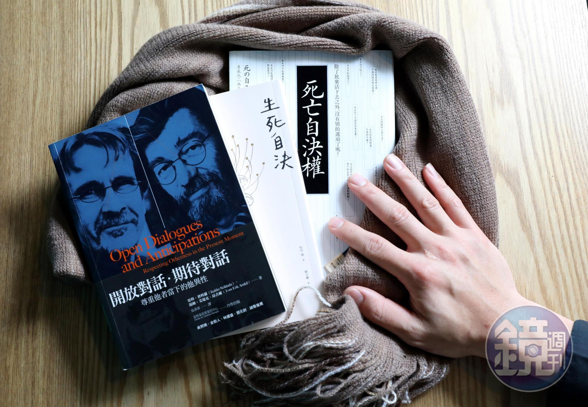 自從傅達仁引發安樂死討論，近年書市出現不少相關翻譯書籍。