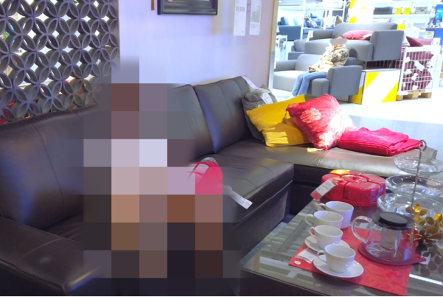 中國網紅在宜家家居IKEA拍攝不雅影片。（翻攝自西南商報源點新聞）