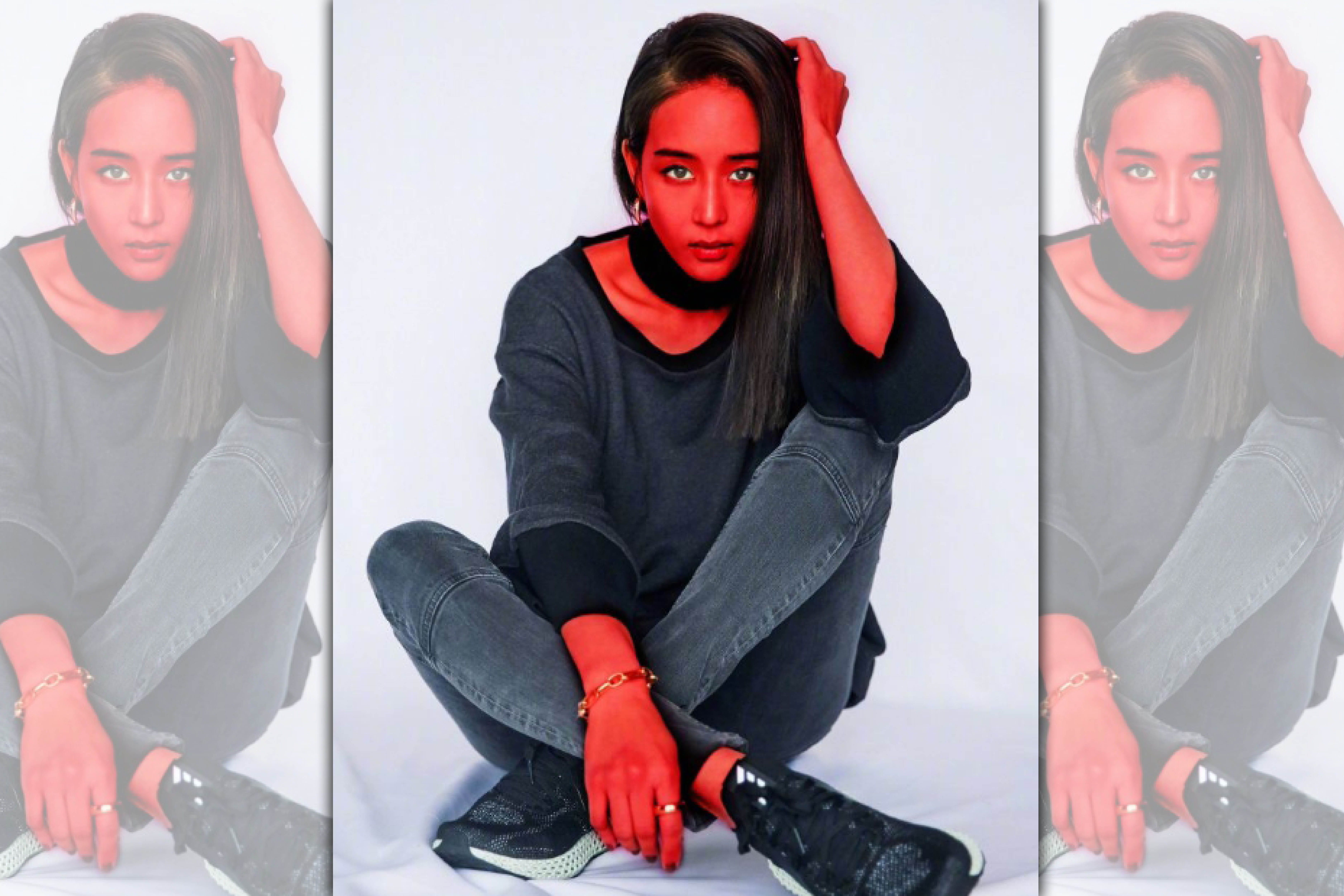 張鈞甯在微博發圖，把自己全身P成紅色還說「努力讓自己紅了一下」。（翻攝自張鈞甯微博）