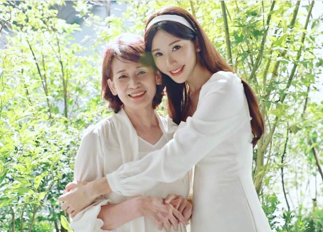 林志玲與媽媽吳慈美感情相當好,之前還同框拍廣告。(翻攝自林志玲IG)