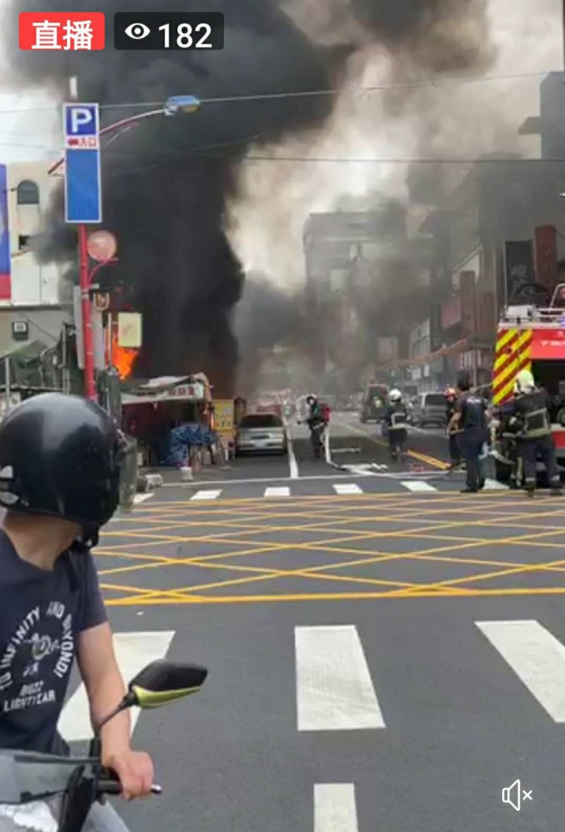 起火燃燒時,攤位區無人,因此未造成傷亡,如果這場火警發生在夜晚,後果不堪設想。(林慶祥翻攝)