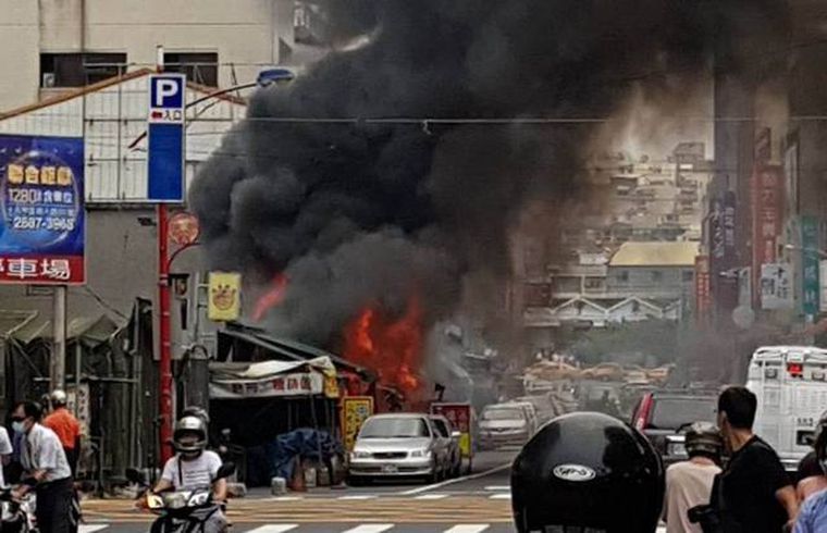 鎮瀾宮外某攤位突然冒出黑煙，3分鐘後就竄出火舌，火勢伴隨陣陣黑煙直竄天際。（林慶祥翻攝）