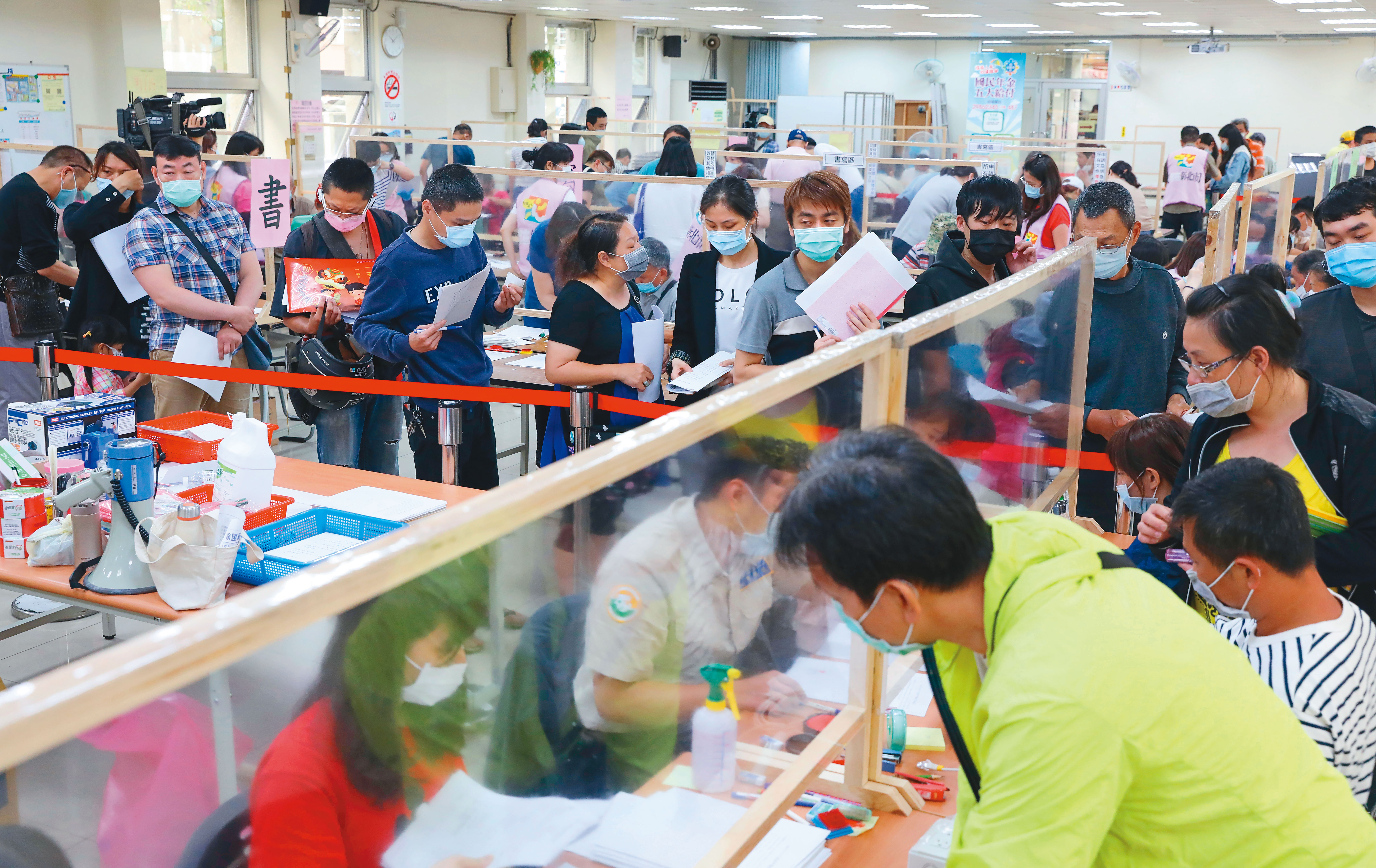 原本為了照顧「無保工作者」的加碼紓困，造成民眾大排長龍，第一線公務員與民眾衝突不斷。