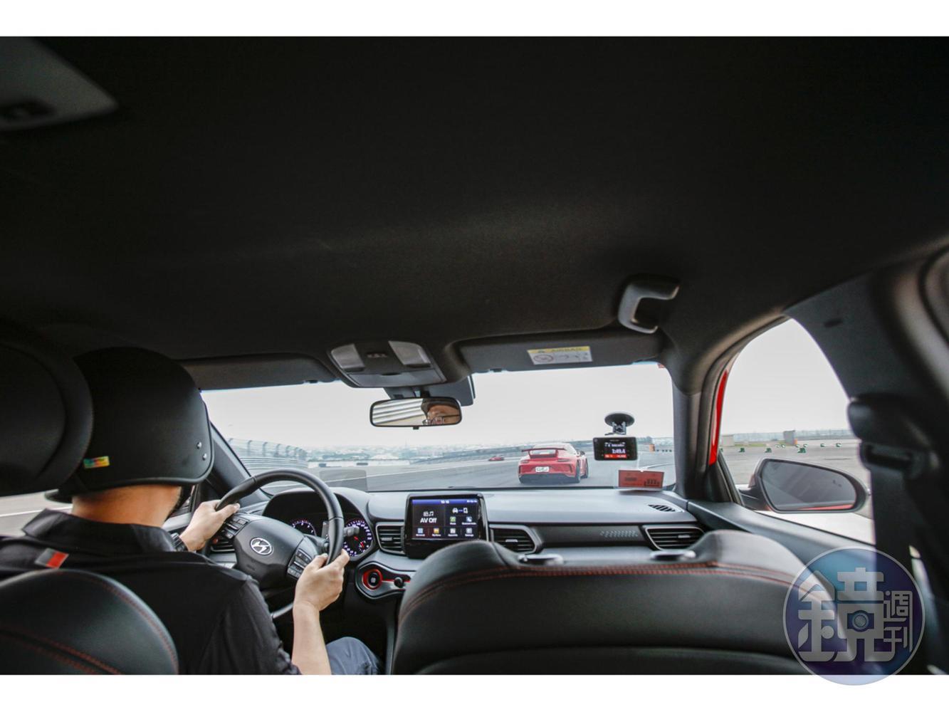 賽道上不會有突然衝出來的路人、小動物及三寶，可以完全專注在車輛的操駕上，聽著引擎高亢的聲浪及輪胎的尖叫，享受著身體被G力拉扯的痛快！