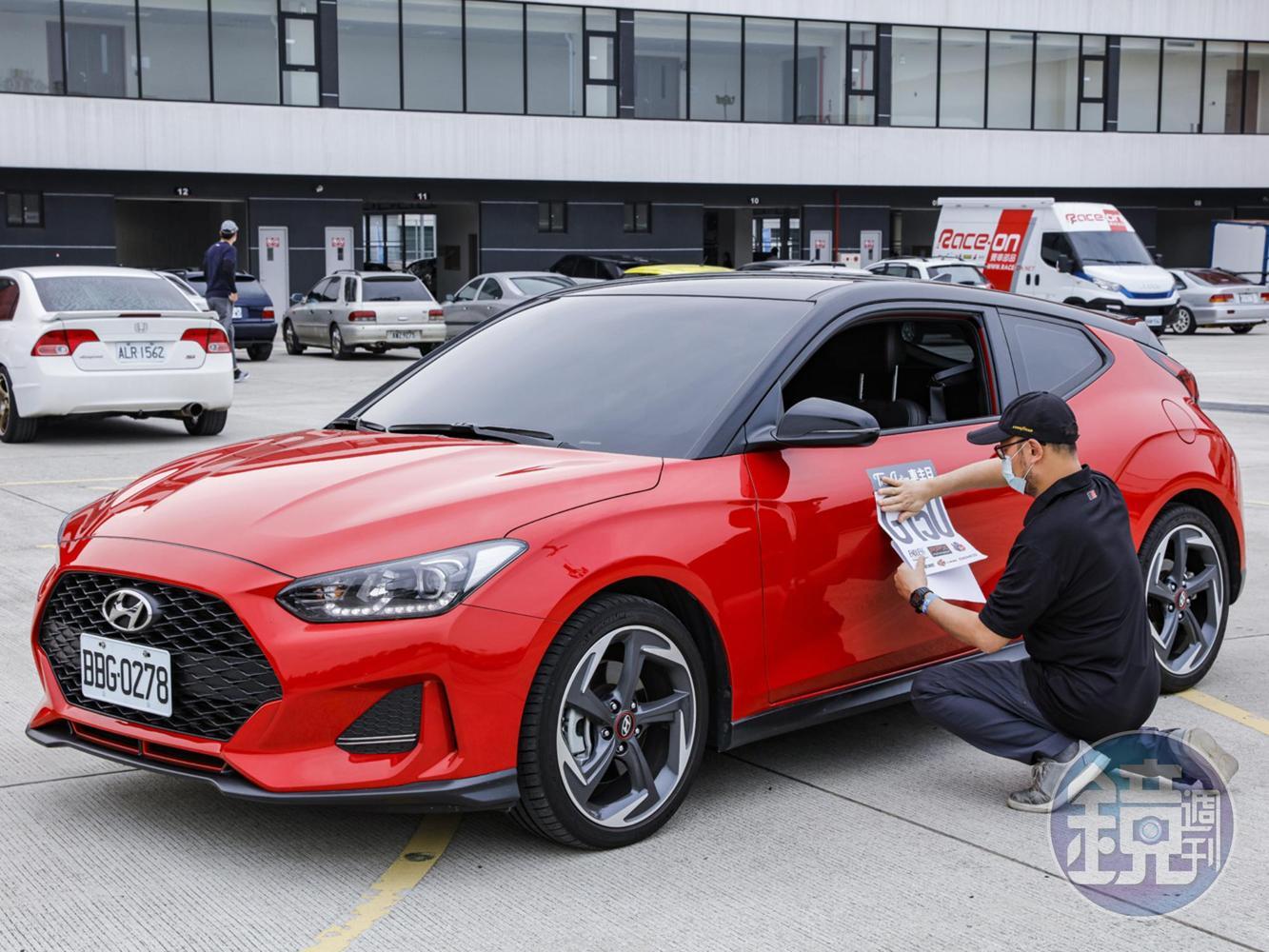 車身貼紙等同上賽道的許可證，也是賽道執法與取證時的重要依據。