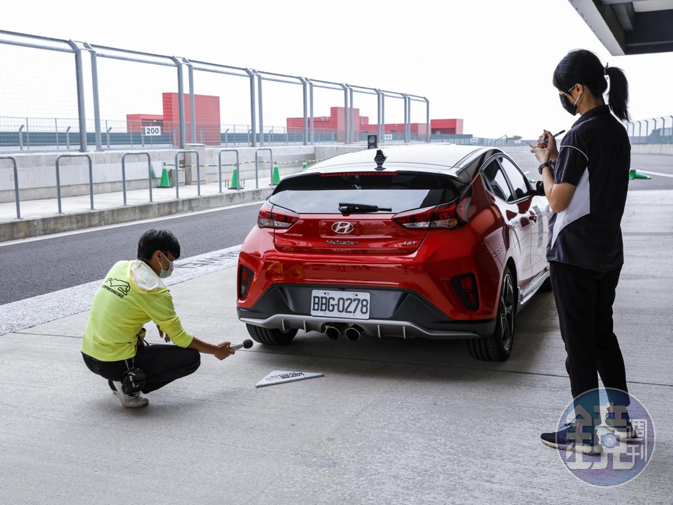 排隊通過麗寶賽車場的噪音檢測並貼上合格貼紙後，才能算具備下場的資格。