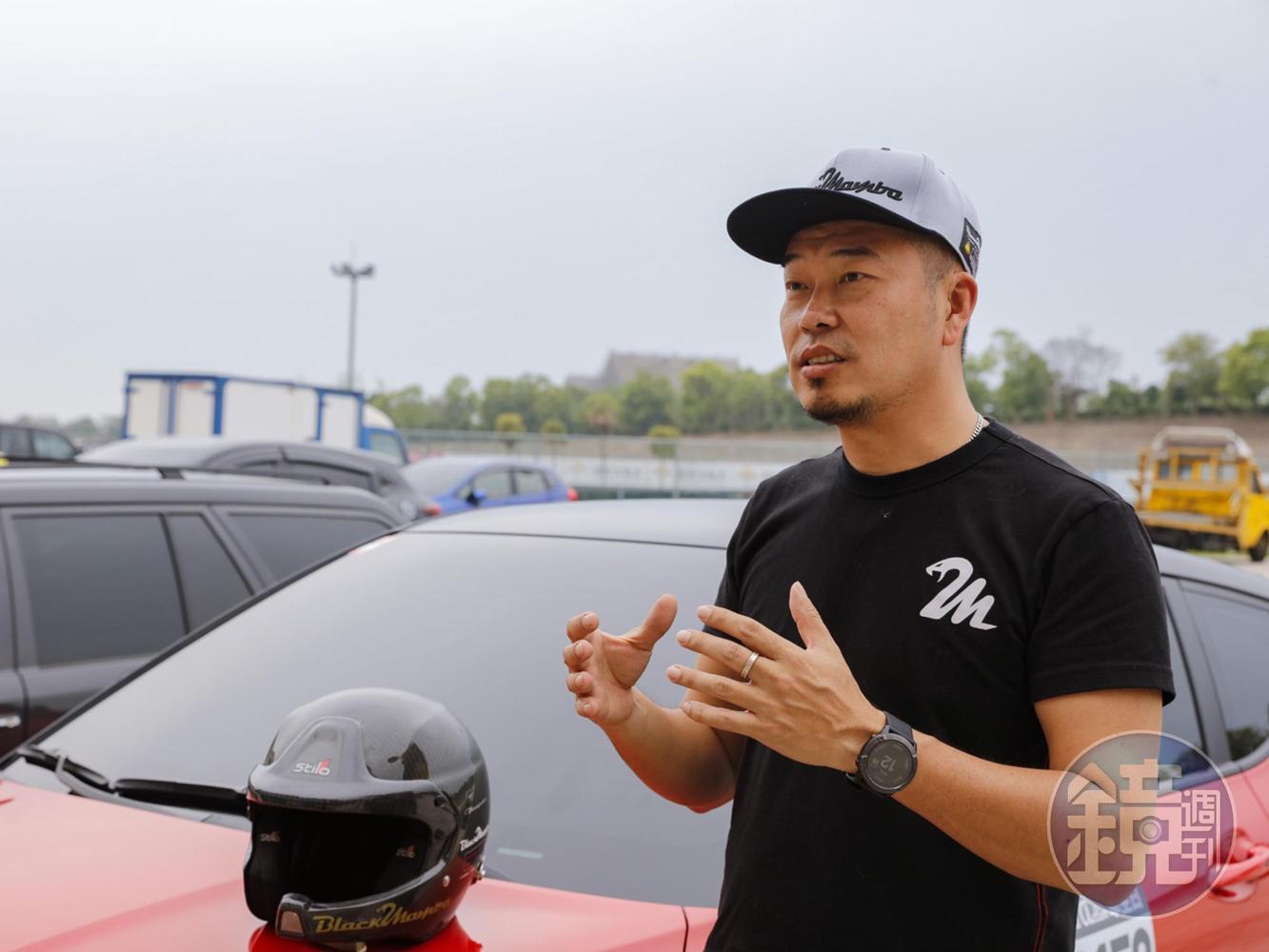 賽車手、《TreeAction》駐場教練 林沅滸：教練在賽道的作用除了帶領車友先跑練習圈適應賽道外，針對個別車友及車輛也會給予客製化的建議，車手本身的姿勢與觀念是基本功，再配合車輛的特性指導出最適合人與車的駕駛方法。很多車友經過我的指導後雖然不一定能跑最快，但卻可以用最安全的方式與路線取得不錯的成績。其實很多教練的Know-How都是用無數的金錢與血淚換來的，所以若能跟教練聊上兩句可要好好把握機會！