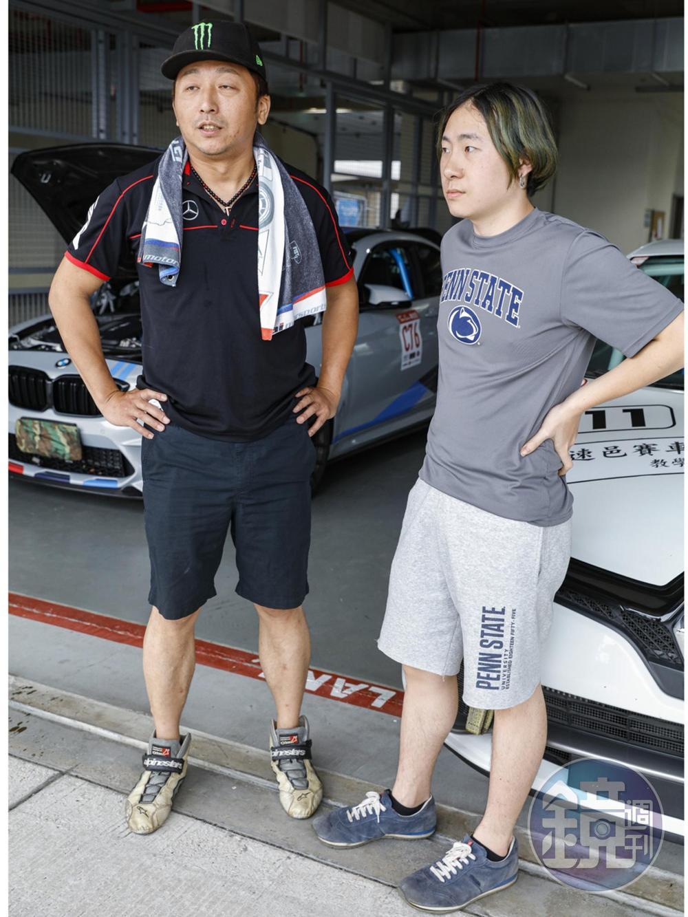車友 戴曉祥（左）、陳麒勻（右）：其實從去年麗寶賽道正式開放後我就有來跑過，但那時開的是一般街車，今天我特別租了一台廠賽車來跑，還帶我表弟（陳麒勻）一起來。租這台RENAULT Clio Cup連拖車與光頭胎的費用約六萬元，我原本要去中國租同樣車種來跑的報價是3.5萬人民幣（約17萬元台幣），所以台灣的價格真的是佛心來的！開廠車雖很累，沒空調沒自排沒動力方向盤，但卻可以體驗最接近真實賽車的快感，還可以鍛鍊肌肉。話說我表弟在家跑模擬器雖然狂電我，但真上了賽道卻完全逆轉，帶他來也是讓他嘗試看看真實賽車的刺激與樂趣。