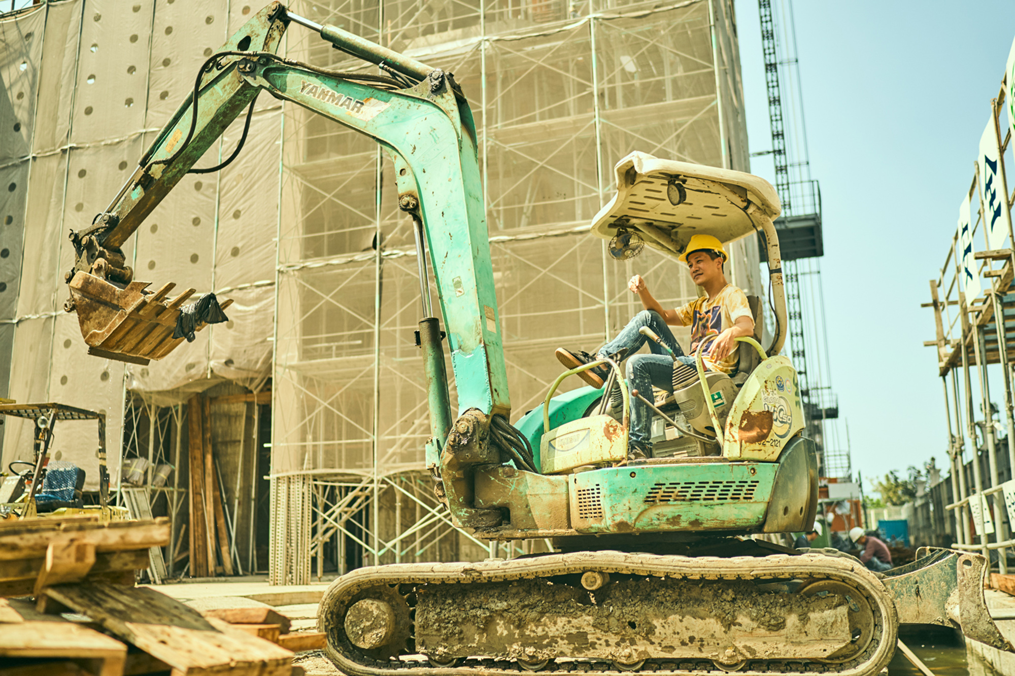 在《做工的人》薛仕凌演活怪手工人，在工地裡靈活操作怪手撈鱷魚的戲，令他膽顫心驚。（大慕影藝提供）