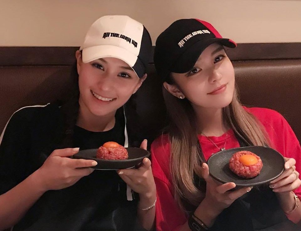 周揚青、何超蓮透過阿嬌的牽線而成好友。（翻攝自周揚青微博）