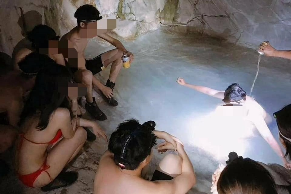 民宿業者帶遊客私闖已封閉的文山溫泉，期間還出現「啤酒倒在溫泉」「野溪洗頭」等行為。（翻攝自劉粉哥臉書）