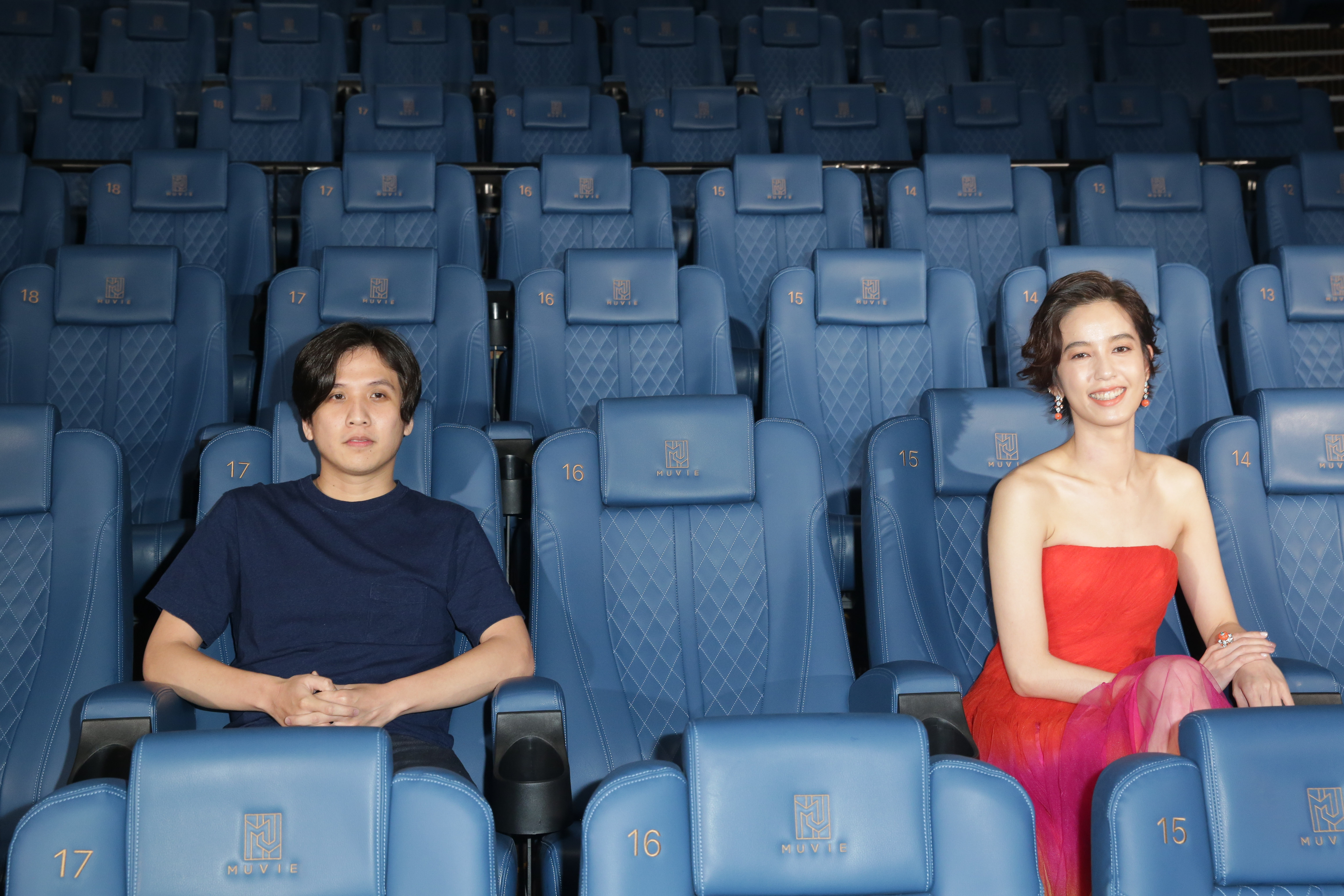 2020台北電影節影展大使陳庭妮（右），與導演洪子烜，示範如何在戲院保持社交距離。 