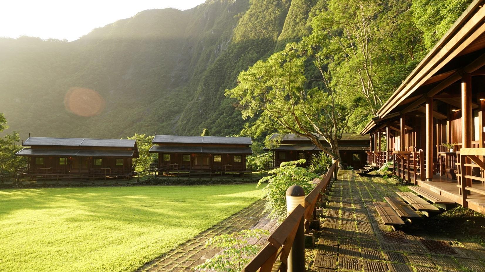 「太魯閣山月村」提供獨棟雙拼的小木屋，旅人可體驗如同村莊聚落的部落生活。（飯店提供）