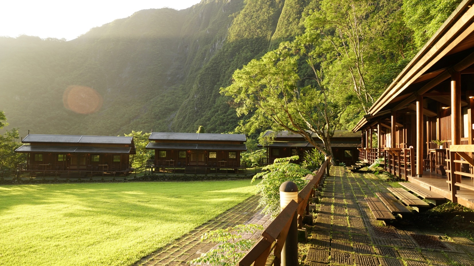 「太魯閣山月村」提供獨棟雙拼的小木屋,旅人可體驗如同村莊聚落的部落生活。(飯店提供)