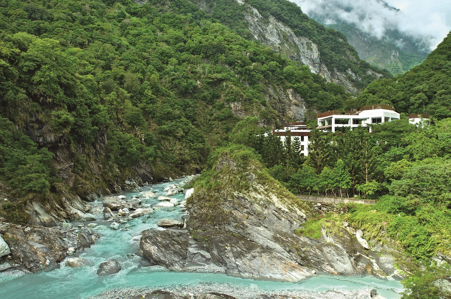 「太魯閣晶英酒店」坐擁山林,與峽谷溪水構成一幅迷人景致。(飯店提供)