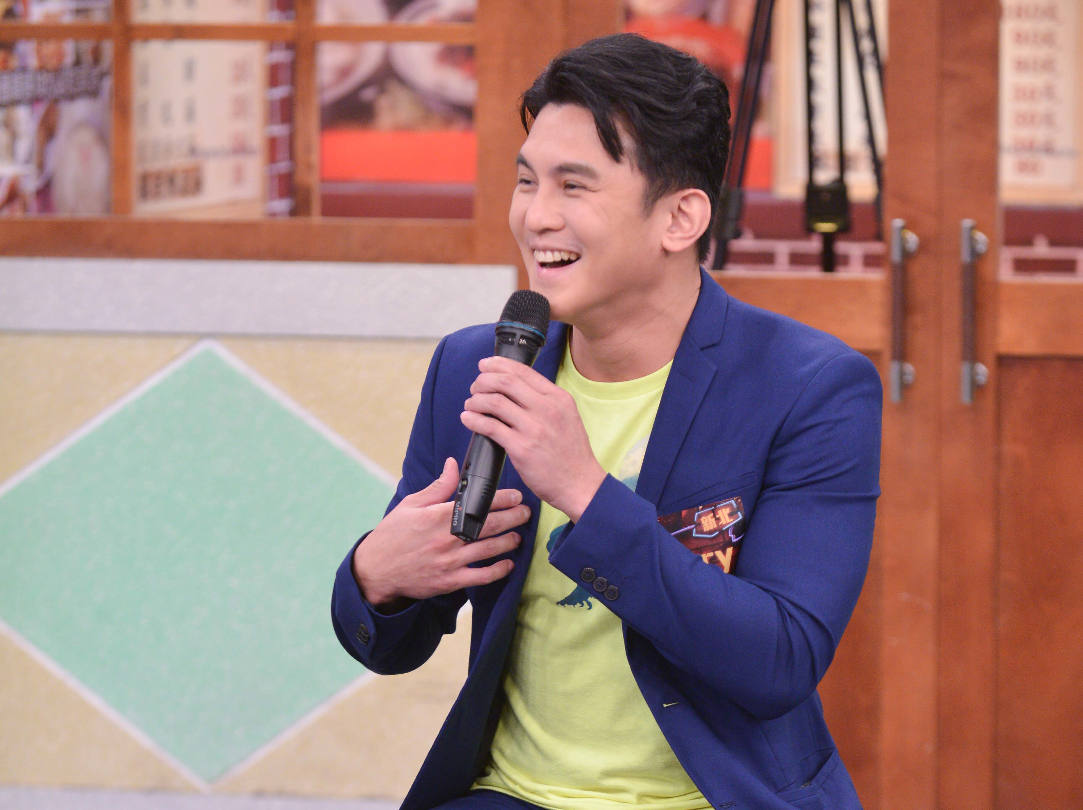 老客人的偏方讓Terry被熱水燙到活像蝦子，戴口罩進蒸氣室差點往生。（衛視中文台）