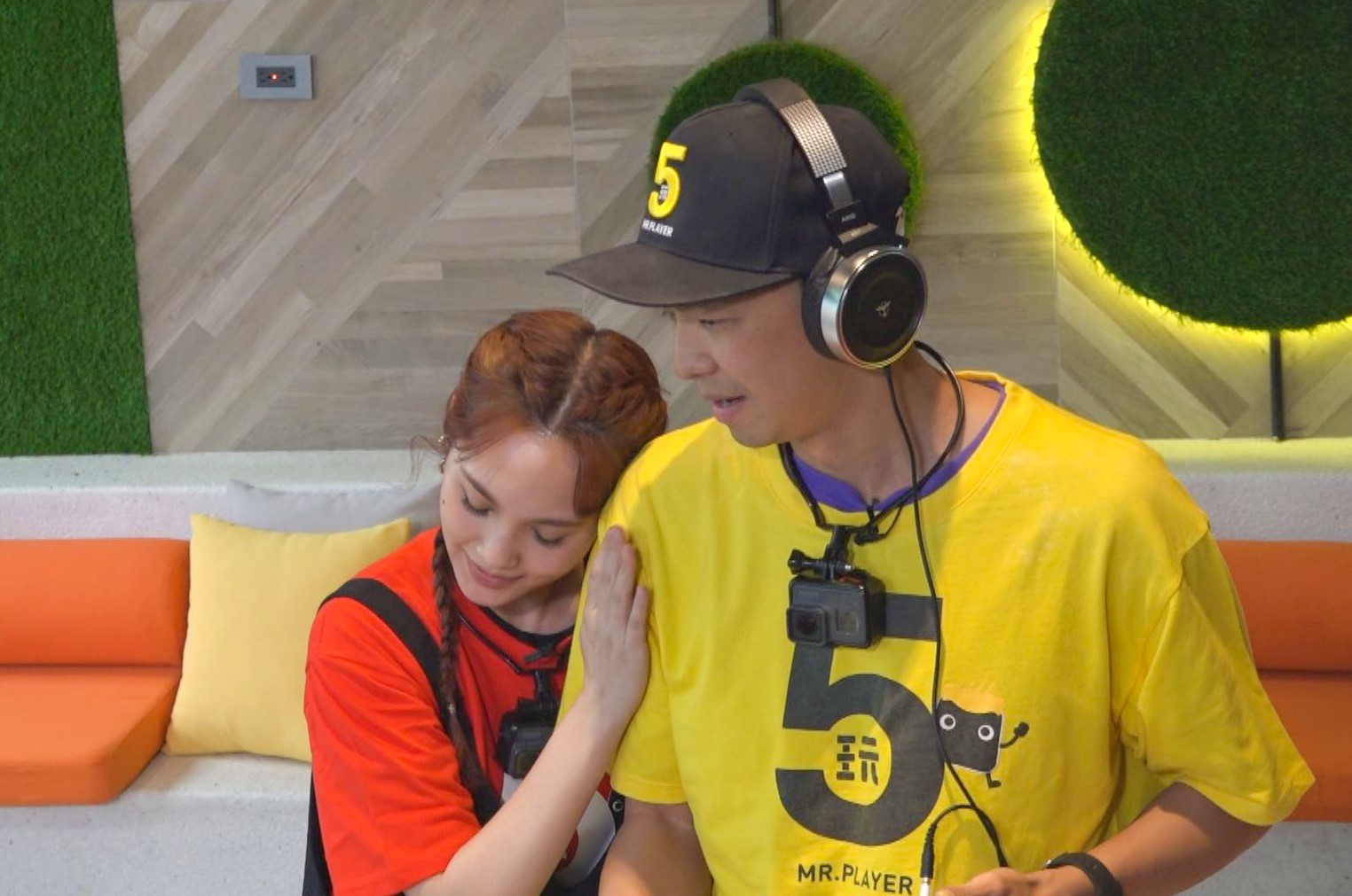 楊丞琳在《綜藝玩很大》大走心，趕緊惜惜「前男友」小鬼。（圖／三立提供）  