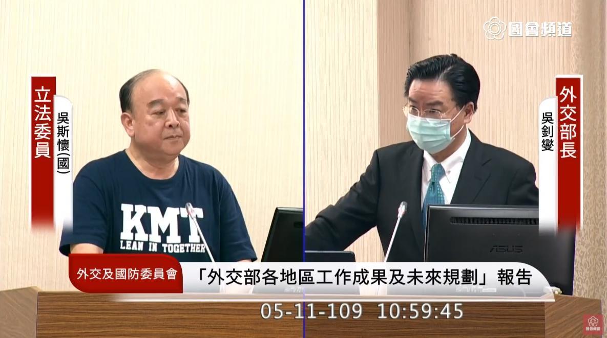 立委吳斯懷今(11日)在立院質詢外交部長吳釗燮,要求外交部到南海宣示主權。(翻攝自國會頻道YouTube)